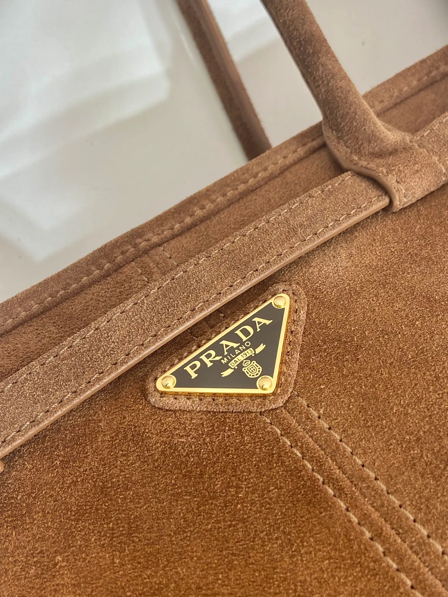 💰1700🎉LusSolf Suede🎉1BA433 Large🎉🎉 This hand-held crossbody bag is made of imported suede (nubuck leather). The classic color exudes a classic atmosphere. It is equipped with a detachable and adjustable long shoulder strap, which is convenient for matching on different occasions. It has a very large capacity and is easy to use. It is definitely a must-have for fashionistas. Hurry up and take this retro-style handbag home! Length 38x Height 30x Bottom 12cm🎉🎉🎉👏👏👏