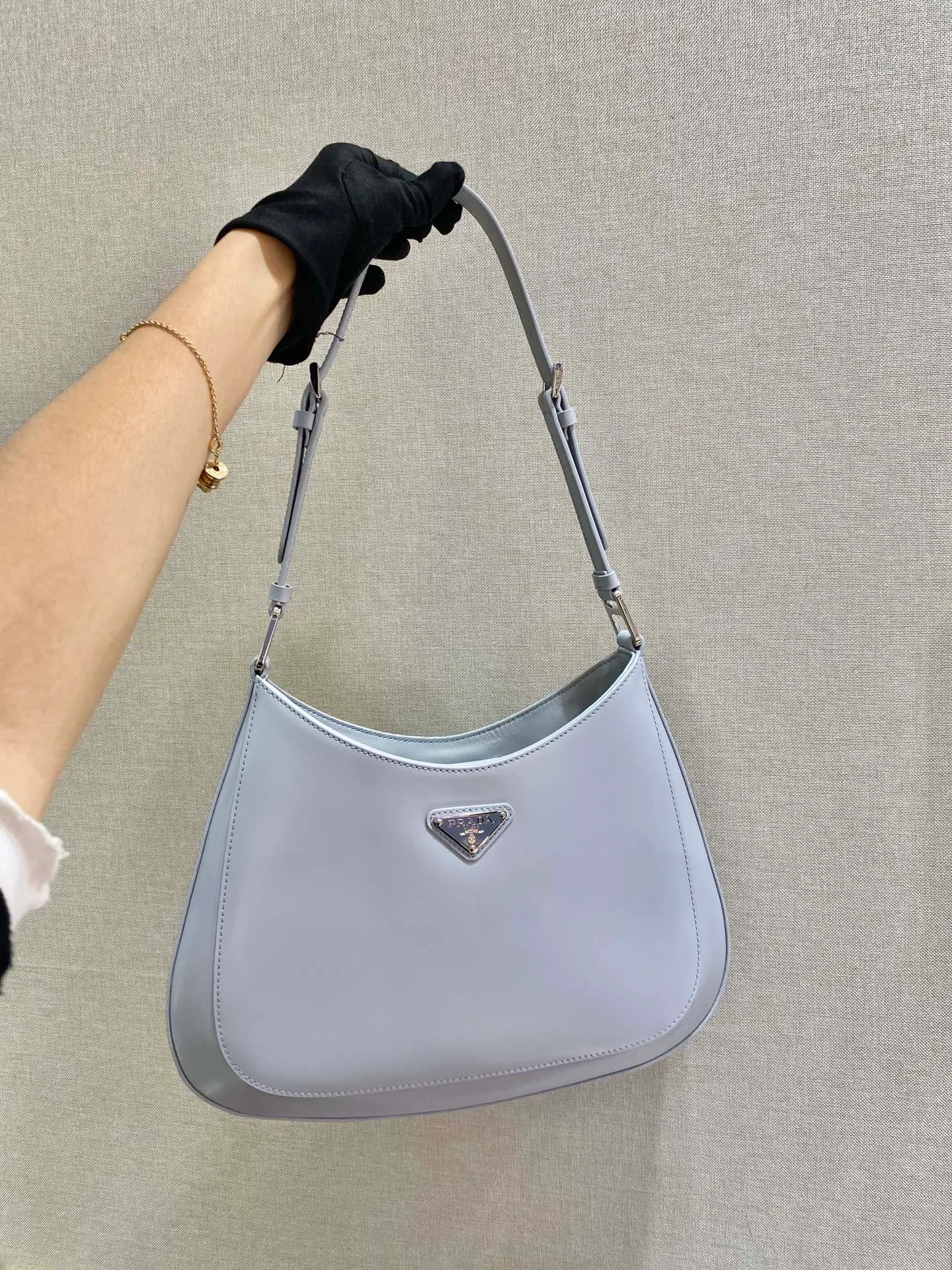 💰1500🎉Large double shoulder straps🎉Upgraded version of second-hand armpit bag/double shoulder straps😘😘 The second-hand armpit bag that has become popular this year has always been very popular. This upgraded version is more functional and the two shoulder straps are interchangeable. It can be carried on one shoulder or across the body, I love it😘, the whole leather is delicate and smooth, the special-shaped bag design is cool and fashionable, the capacity is sufficient, it is light and can be packed, it is timeless and has a retro-feel concave shape, it is perfect, another popular style for internet celebrities🙊🙊 Style number: 1BC156, length 30x height 18.5x base 4cm