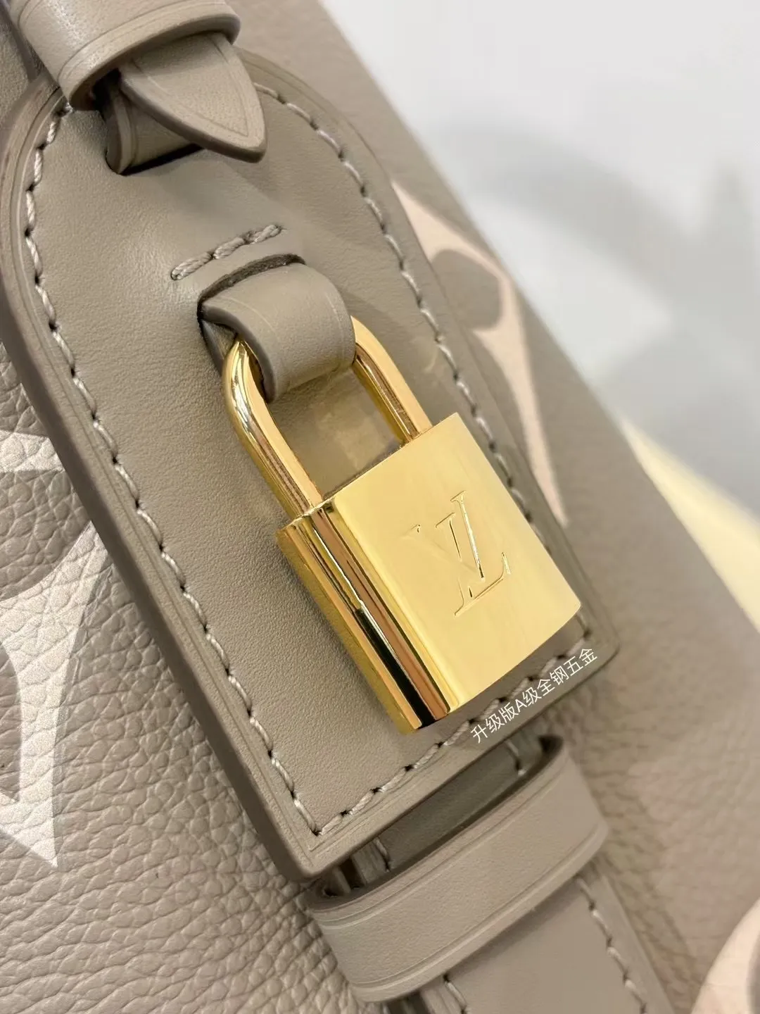P¥1360👉nfc163C01 dynamic chip👈 [100% MB special grade original leather, all steel hardware] This All In BB handbag integrates modern design concepts into elegant silhouette and ample space. Monogram Empreinte leather craftsmanship creates a simple bucket bag structure, the iconic nameplate and metal padlock highlight the exquisite details, and the adjustable handle pays homage to the brand's trunk-making heritage. Embossed grained cow leather - Cow leather trim - Textile lining - Metal hardware - Magnetic and hook closure - Removable zippered interior pocket - A brand name - Padlock - Holds your smartphone, keys, Zippy wallet and headphones - Shoulder strap: non-detachable, adjustable! ! Model: M13045; Size: 16x18x12CM