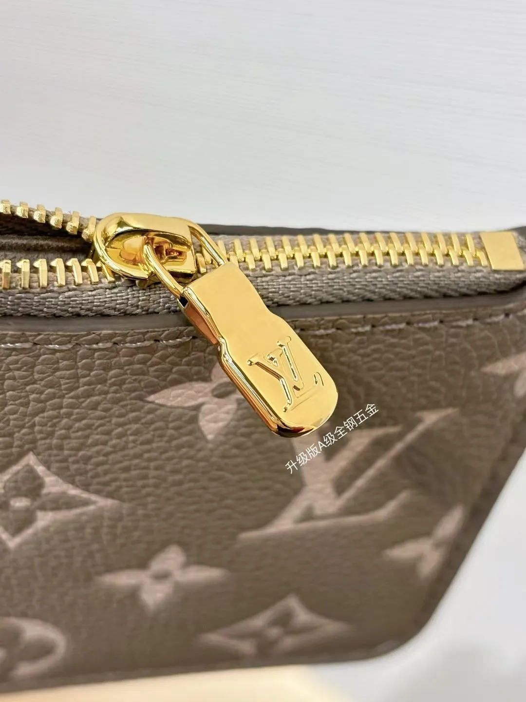 P¥1360👉nfc163C01 dynamic chip👈 [100% MB special grade original leather, all steel hardware] This All In BB handbag integrates modern design concepts into elegant silhouette and ample space. Monogram Empreinte leather craftsmanship creates a simple bucket bag structure, the iconic nameplate and metal padlock highlight the exquisite details, and the adjustable handle pays homage to the brand's trunk-making heritage. Embossed grained cow leather - Cow leather trim - Textile lining - Metal hardware - Magnetic and hook closure - Removable zippered interior pocket - A brand name - Padlock - Holds your smartphone, keys, Zippy wallet and headphones - Shoulder strap: non-detachable, adjustable! ! Model: M13045; Size: 16x18x12CM
