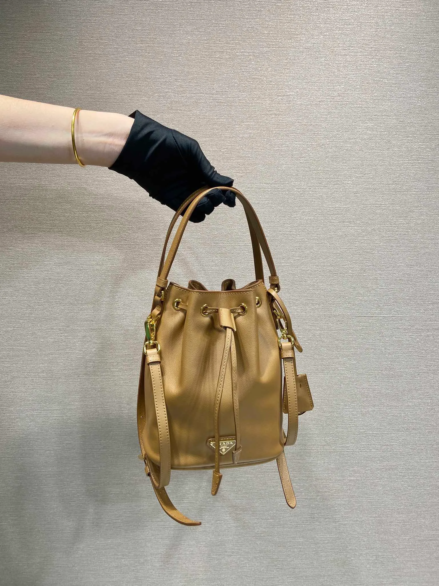 💰1320🎉Calfskin bucket bag🎉1BE067 new product🎉🎉 This bucket bag is made of imported calfskin and top-grade gold hardware, carrying the brand’s original and unique expression of extraordinary beauty. Comes with a detachable and adjustable long leather shoulder strap and leather keychain. Large capacity, light and practical🎉🎉Another popular style that will never go out of style🎉 Length 15.5x Height 19.5x Bottom 10cm