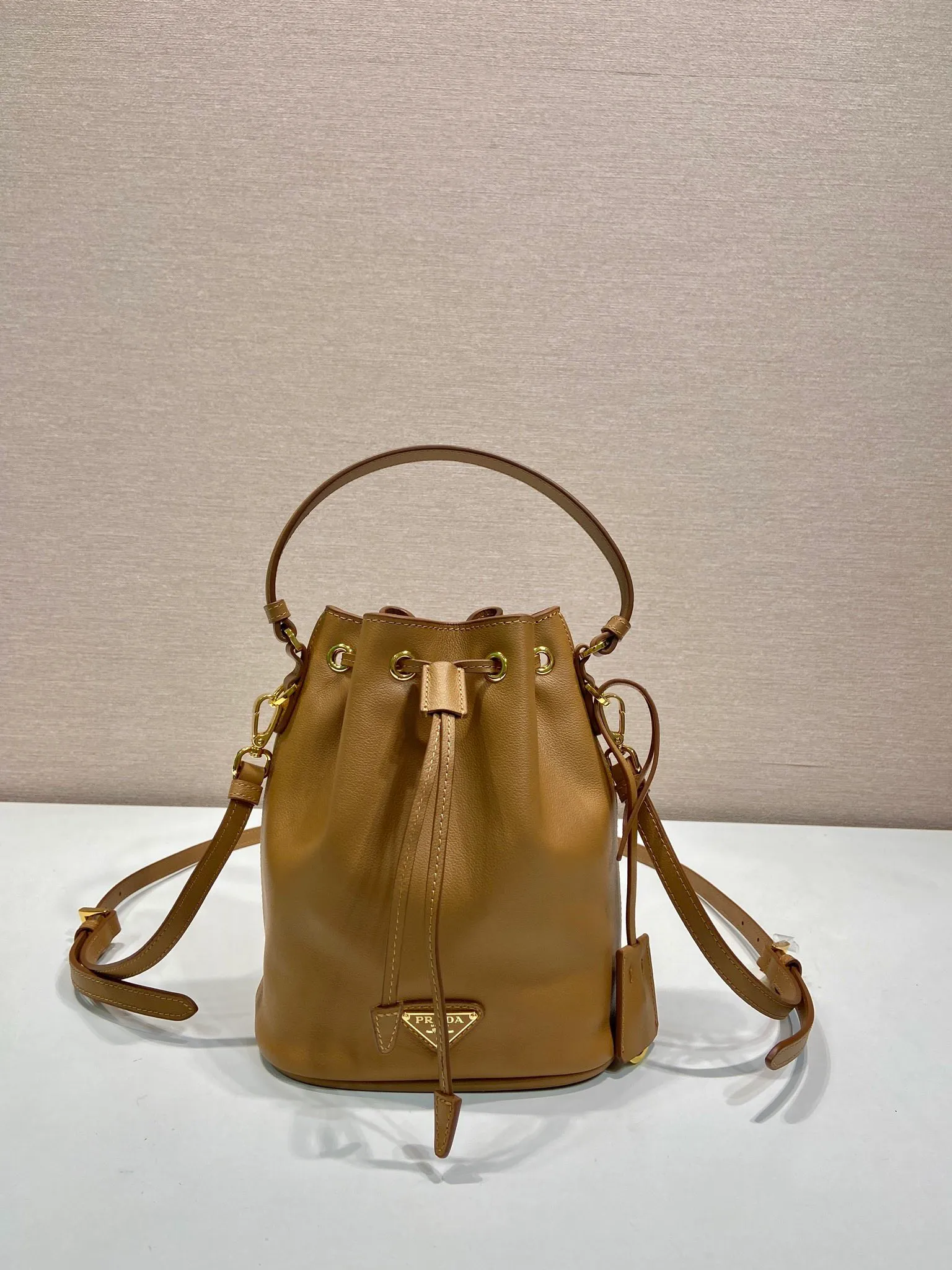 💰1320🎉Calfskin bucket bag🎉1BE067 new product🎉🎉 This bucket bag is made of imported calfskin and top-grade gold hardware, carrying the brand’s original and unique expression of extraordinary beauty. Comes with a detachable and adjustable long leather shoulder strap and leather keychain. Large capacity, light and practical🎉🎉Another popular style that will never go out of style🎉 Length 15.5x Height 19.5x Bottom 10cm