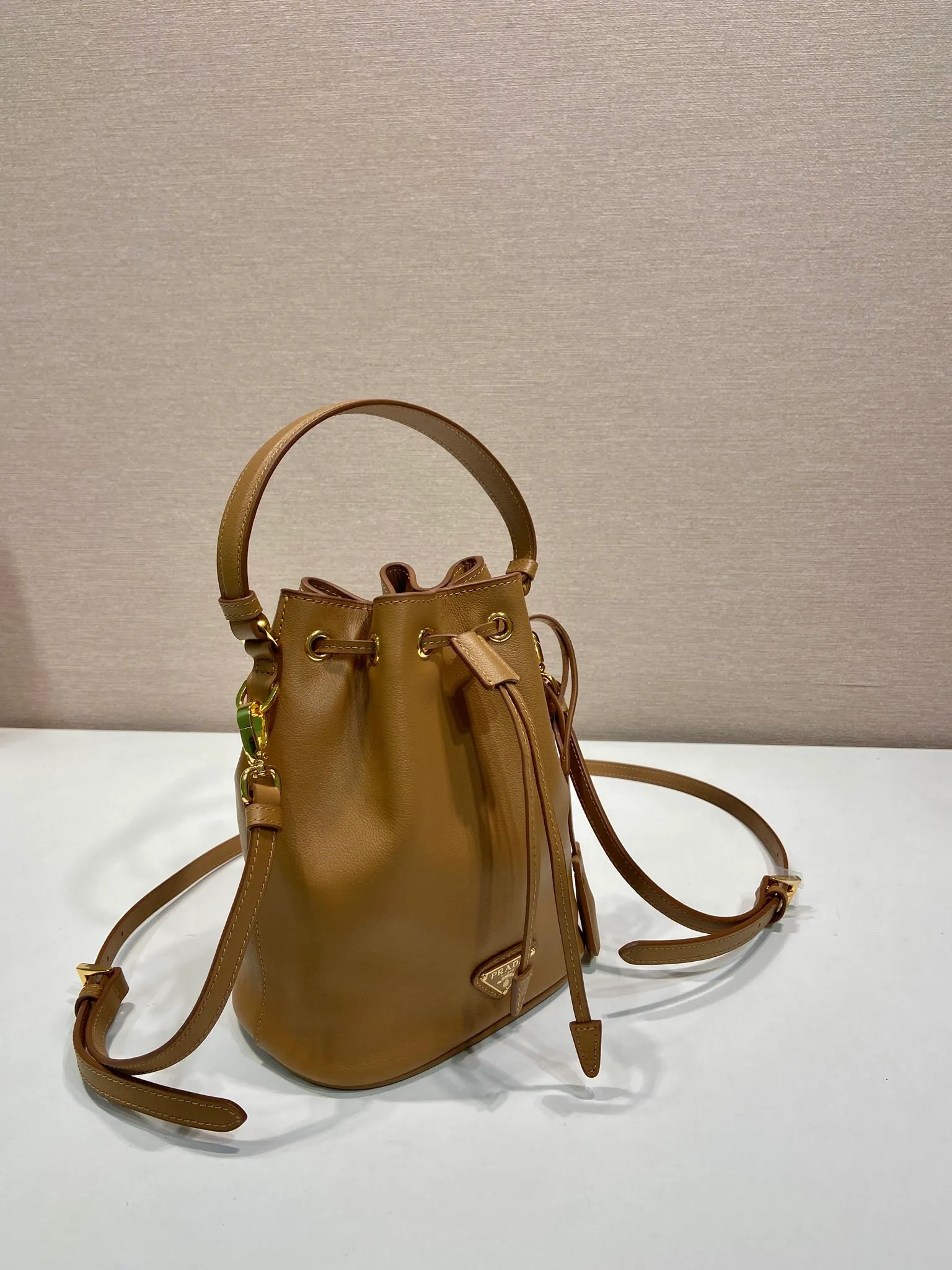 💰1320🎉Calfskin bucket bag🎉1BE067 new product🎉🎉 This bucket bag is made of imported calfskin and top-grade gold hardware, carrying the brand’s original and unique expression of extraordinary beauty. Comes with a detachable and adjustable long leather shoulder strap and leather keychain. Large capacity, light and practical🎉🎉Another popular style that will never go out of style🎉 Length 15.5x Height 19.5x Bottom 10cm