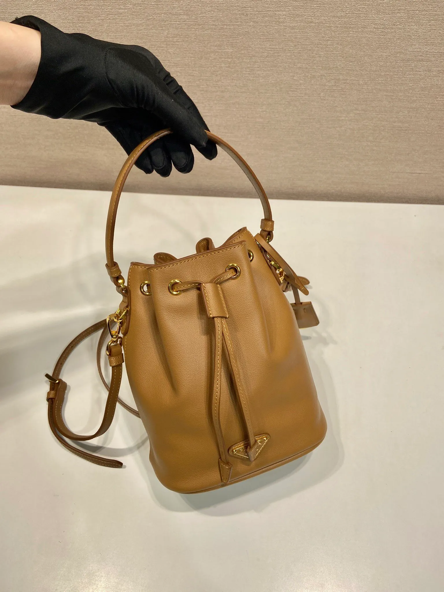 💰1320🎉Calfskin bucket bag🎉1BE067 new product🎉🎉 This bucket bag is made of imported calfskin and top-grade gold hardware, carrying the brand’s original and unique expression of extraordinary beauty. Comes with a detachable and adjustable long leather shoulder strap and leather keychain. Large capacity, light and practical🎉🎉Another popular style that will never go out of style🎉 Length 15.5x Height 19.5x Bottom 10cm