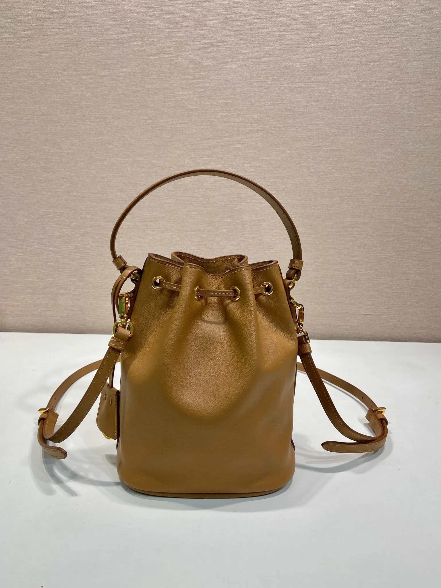 💰1320🎉Calfskin bucket bag🎉1BE067 new product🎉🎉 This bucket bag is made of imported calfskin and top-grade gold hardware, carrying the brand’s original and unique expression of extraordinary beauty. Comes with a detachable and adjustable long leather shoulder strap and leather keychain. Large capacity, light and practical🎉🎉Another popular style that will never go out of style🎉 Length 15.5x Height 19.5x Bottom 10cm