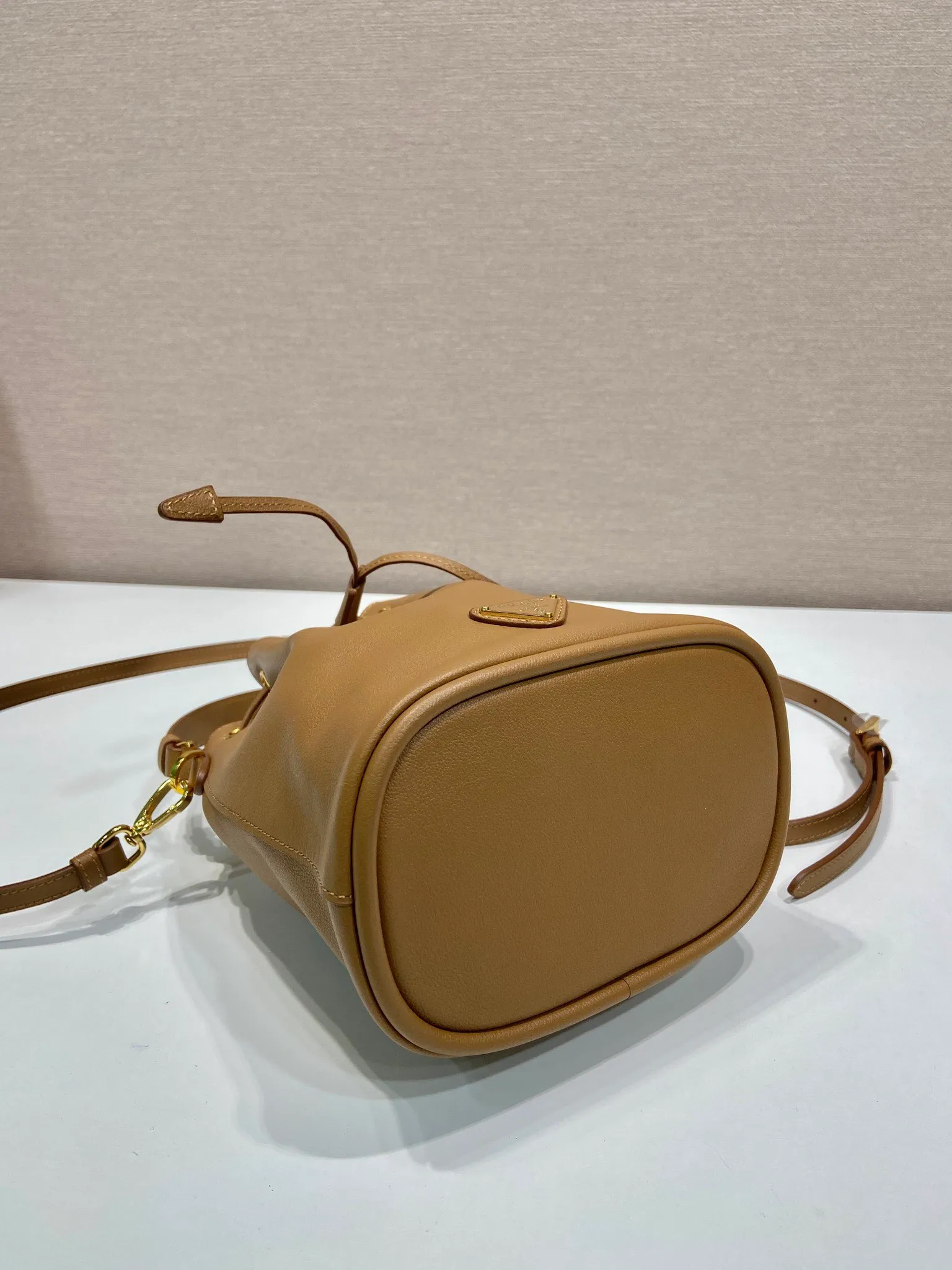 💰1320🎉Calfskin bucket bag🎉1BE067 new product🎉🎉 This bucket bag is made of imported calfskin and top-grade gold hardware, carrying the brand’s original and unique expression of extraordinary beauty. Comes with a detachable and adjustable long leather shoulder strap and leather keychain. Large capacity, light and practical🎉🎉Another popular style that will never go out of style🎉 Length 15.5x Height 19.5x Bottom 10cm
