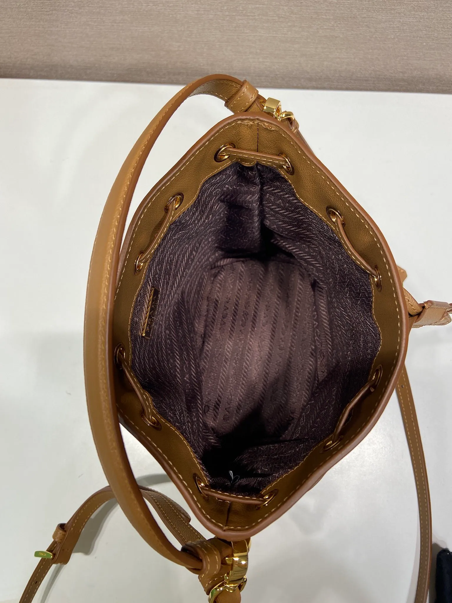 💰1320🎉Calfskin bucket bag🎉1BE067 new product🎉🎉 This bucket bag is made of imported calfskin and top-grade gold hardware, carrying the brand’s original and unique expression of extraordinary beauty. Comes with a detachable and adjustable long leather shoulder strap and leather keychain. Large capacity, light and practical🎉🎉Another popular style that will never go out of style🎉 Length 15.5x Height 19.5x Bottom 10cm