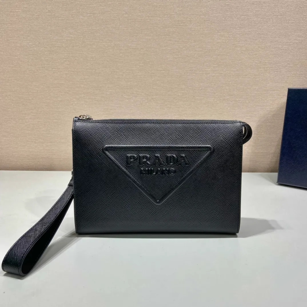 💰1120🎉New clutch 🎉2VF039🎉 This clutch cleverly creates a 3D effect, releasing the charm of mix and match: the simple silhouette is integrated with exquisite materials, and the iconic triangle is transformed into modern embossed details of the same color to embellish the bag body. Simple and elegant, if you like it, hurry up and get it🎉, it is another timeless style that will never go out of style🎉🎉 Length 25x Height 17x Bottom 5cm