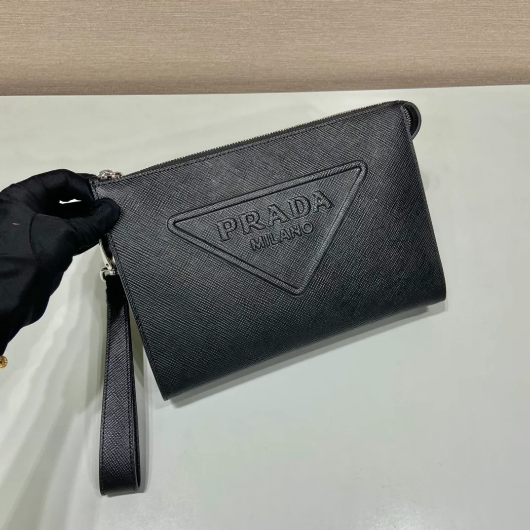 💰1120🎉New clutch 🎉2VF039🎉 This clutch cleverly creates a 3D effect, releasing the charm of mix and match: the simple silhouette is integrated with exquisite materials, and the iconic triangle is transformed into modern embossed details of the same color to embellish the bag body. Simple and elegant, if you like it, hurry up and get it🎉, it is another timeless style that will never go out of style🎉🎉 Length 25x Height 17x Bottom 5cm