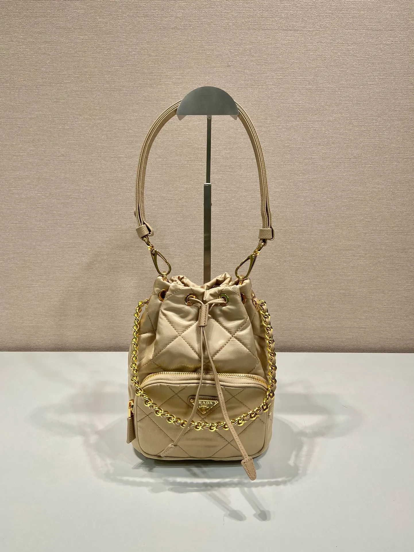 💰1060🎉Embroidered Check Bucket Bag🎉1BH038🎉 This versatile Re-Nylon regenerated nylon shoulder bag features a padded and topstitched design. The complex hand-made rhombus stitching pattern is finished. It is equipped with 2 detachable iron bars and an adjustable long shoulder strap of cowhide. It comes with a bag of triangles and can be worn on the shoulder/handheld/crossbody. It’s perfect. Beautiful upper body tattoos. Large space, convenient and practical🎉🎉Hurry up and get it🎉🎉 Length 22.5x Height 17.5x Bottom 12cm🎉🎉🎉👏👏👏
