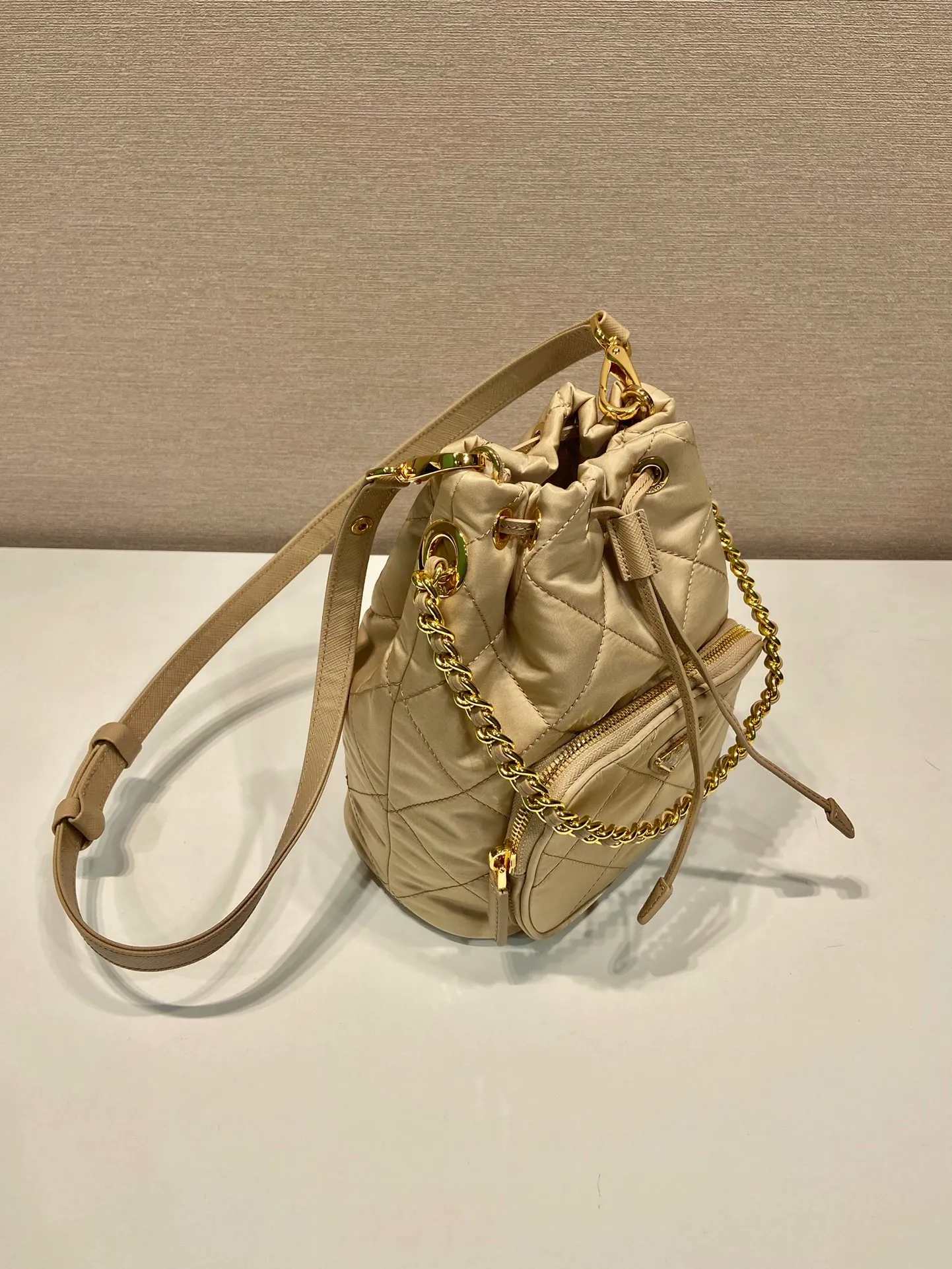 💰1060🎉Embroidered Check Bucket Bag🎉1BH038🎉 This versatile Re-Nylon regenerated nylon shoulder bag features a padded and topstitched design. The complex hand-made rhombus stitching pattern is finished. It is equipped with 2 detachable iron bars and an adjustable long shoulder strap of cowhide. It comes with a bag of triangles and can be worn on the shoulder/handheld/crossbody. It’s perfect. Beautiful upper body tattoos. Large space, convenient and practical🎉🎉Hurry up and get it🎉🎉 Length 22.5x Height 17.5x Bottom 12cm🎉🎉🎉👏👏👏