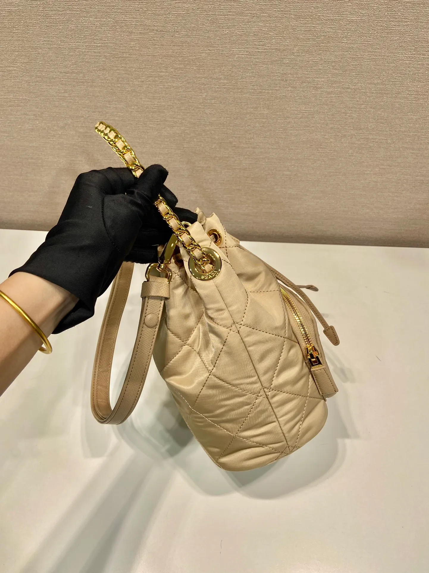 💰1060🎉Embroidered Check Bucket Bag🎉1BH038🎉 This versatile Re-Nylon regenerated nylon shoulder bag features a padded and topstitched design. The complex hand-made rhombus stitching pattern is finished. It is equipped with 2 detachable iron bars and an adjustable long shoulder strap of cowhide. It comes with a bag of triangles and can be worn on the shoulder/handheld/crossbody. It’s perfect. Beautiful upper body tattoos. Large space, convenient and practical🎉🎉Hurry up and get it🎉🎉 Length 22.5x Height 17.5x Bottom 12cm🎉🎉🎉👏👏👏