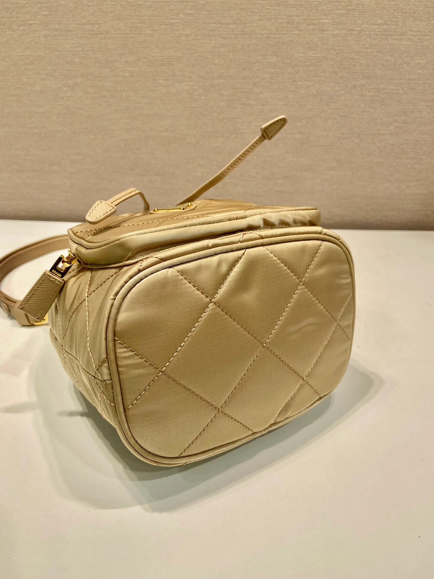 💰1060🎉Embroidered Check Bucket Bag🎉1BH038🎉 This versatile Re-Nylon regenerated nylon shoulder bag features a padded and topstitched design. The complex hand-made rhombus stitching pattern is finished. It is equipped with 2 detachable iron bars and an adjustable long shoulder strap of cowhide. It comes with a bag of triangles and can be worn on the shoulder/handheld/crossbody. It’s perfect. Beautiful upper body tattoos. Large space, convenient and practical🎉🎉Hurry up and get it🎉🎉 Length 22.5x Height 17.5x Bottom 12cm🎉🎉🎉👏👏👏