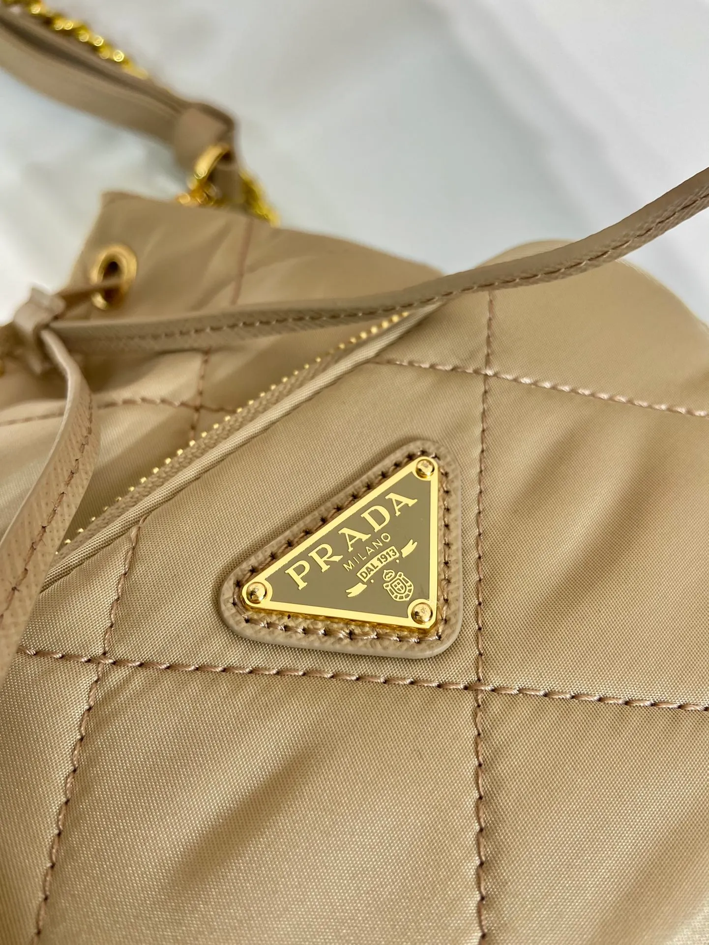 💰1060🎉Embroidered Check Bucket Bag🎉1BH038🎉 This versatile Re-Nylon regenerated nylon shoulder bag features a padded and topstitched design. The complex hand-made rhombus stitching pattern is finished. It is equipped with 2 detachable iron bars and an adjustable long shoulder strap of cowhide. It comes with a bag of triangles and can be worn on the shoulder/handheld/crossbody. It’s perfect. Beautiful upper body tattoos. Large space, convenient and practical🎉🎉Hurry up and get it🎉🎉 Length 22.5x Height 17.5x Bottom 12cm🎉🎉🎉👏👏👏