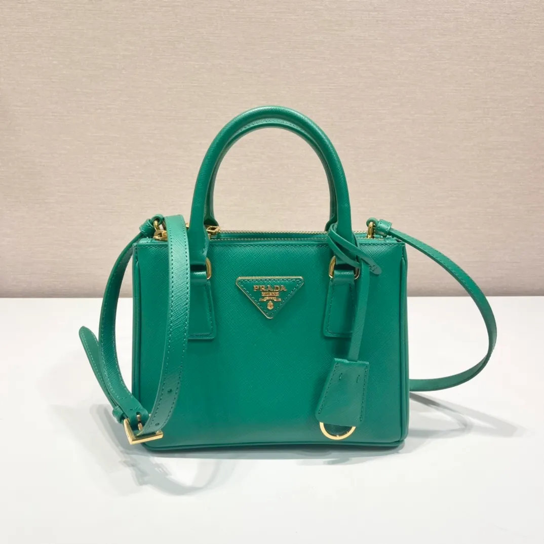 💰1700🎉Mini killer🎉1BA906, new color🎉🎉This Galleria handbag is made of iconic Saffiano leather, equipped with a detachable shoulder strap, top brushed hardware👍👍 It is a chic interpretation of classic and timeless elegance. For beauties in the current era of fashionable small bags. It’s worth owning, it can be used easily for girls’ daily travel📱💄🚗🔑, it has a large capacity, is beautiful and practical🙊🙊It is a bag that will never go out of style anytime you use it😘😘Hurry up and get it👏👏 Length 20x Height 15x Bottom 9.5cm