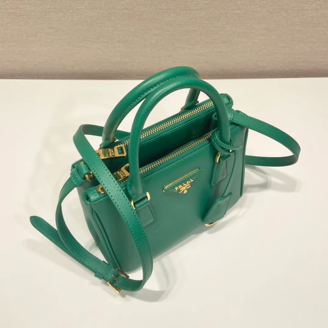 💰1700🎉Mini killer🎉1BA906, new color🎉🎉This Galleria handbag is made of iconic Saffiano leather, equipped with a detachable shoulder strap, top brushed hardware👍👍 It is a chic interpretation of classic and timeless elegance. For beauties in the current era of fashionable small bags. It’s worth owning, it can be used easily for girls’ daily travel📱💄🚗🔑, it has a large capacity, is beautiful and practical🙊🙊It is a bag that will never go out of style anytime you use it😘😘Hurry up and get it👏👏 Length 20x Height 15x Bottom 9.5cm