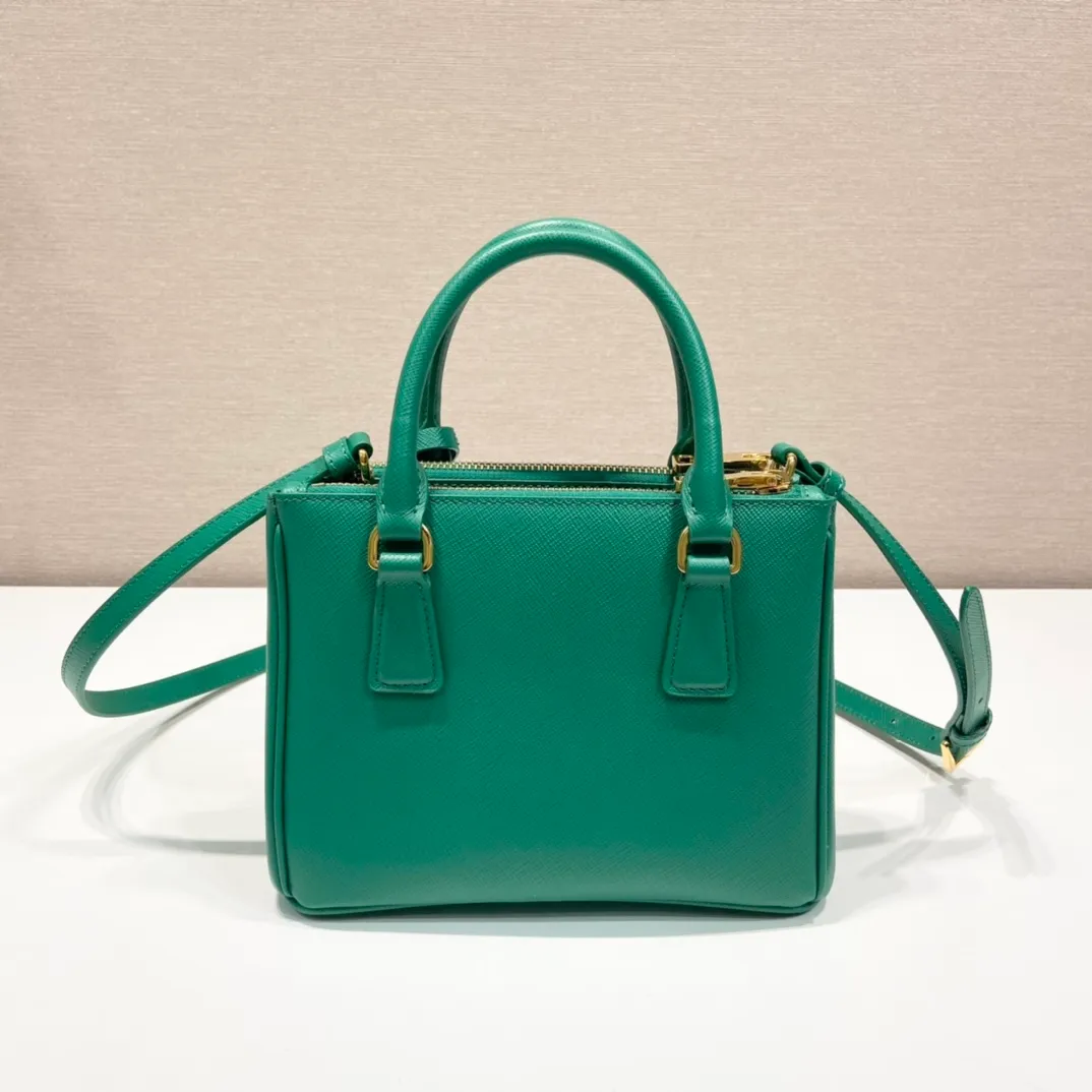 💰1700🎉Mini killer🎉1BA906, new color🎉🎉This Galleria handbag is made of iconic Saffiano leather, equipped with a detachable shoulder strap, top brushed hardware👍👍 It is a chic interpretation of classic and timeless elegance. For beauties in the current era of fashionable small bags. It’s worth owning, it can be used easily for girls’ daily travel📱💄🚗🔑, it has a large capacity, is beautiful and practical🙊🙊It is a bag that will never go out of style anytime you use it😘😘Hurry up and get it👏👏 Length 20x Height 15x Bottom 9.5cm