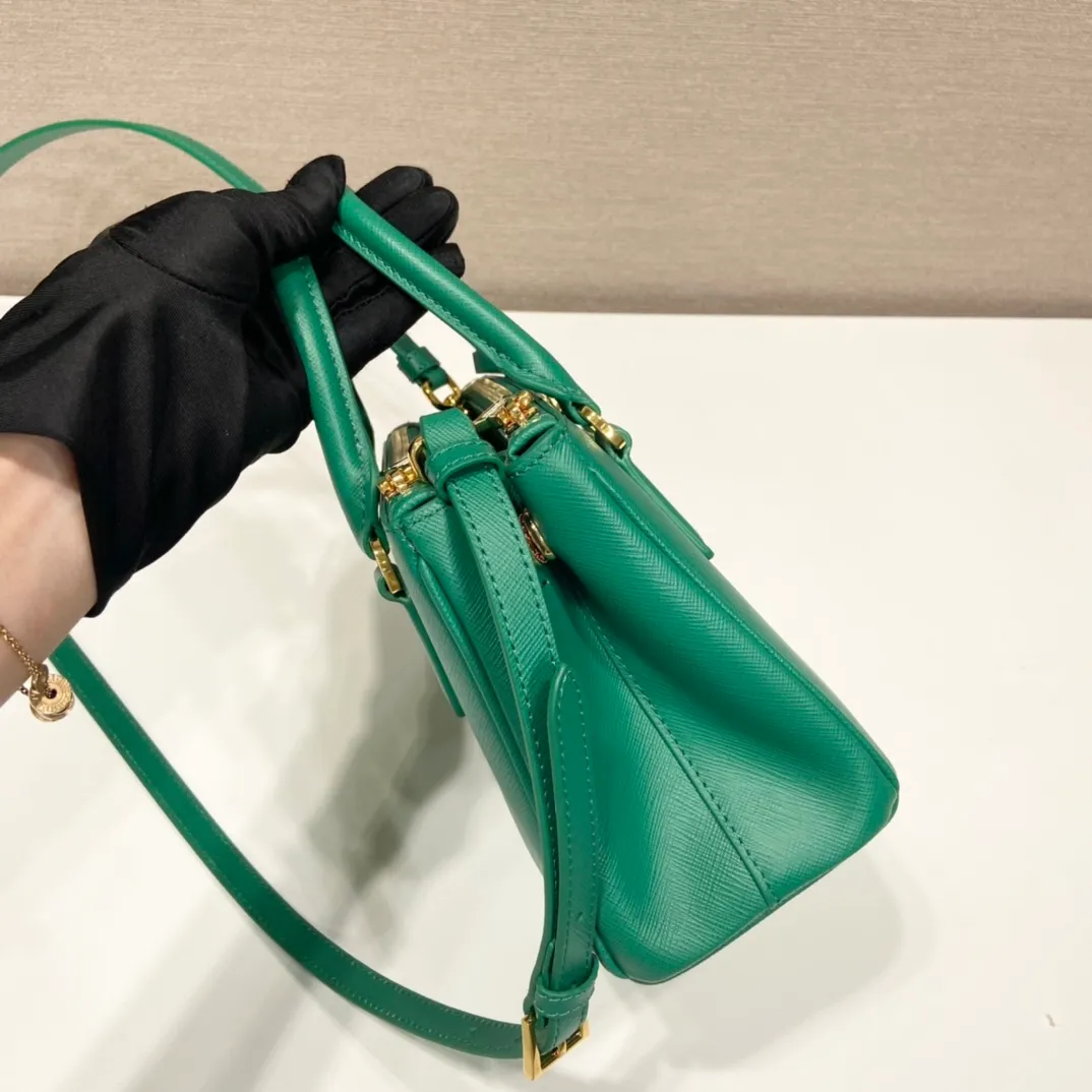 💰1700🎉Mini killer🎉1BA906, new color🎉🎉This Galleria handbag is made of iconic Saffiano leather, equipped with a detachable shoulder strap, top brushed hardware👍👍 It is a chic interpretation of classic and timeless elegance. For beauties in the current era of fashionable small bags. It’s worth owning, it can be used easily for girls’ daily travel📱💄🚗🔑, it has a large capacity, is beautiful and practical🙊🙊It is a bag that will never go out of style anytime you use it😘😘Hurry up and get it👏👏 Length 20x Height 15x Bottom 9.5cm