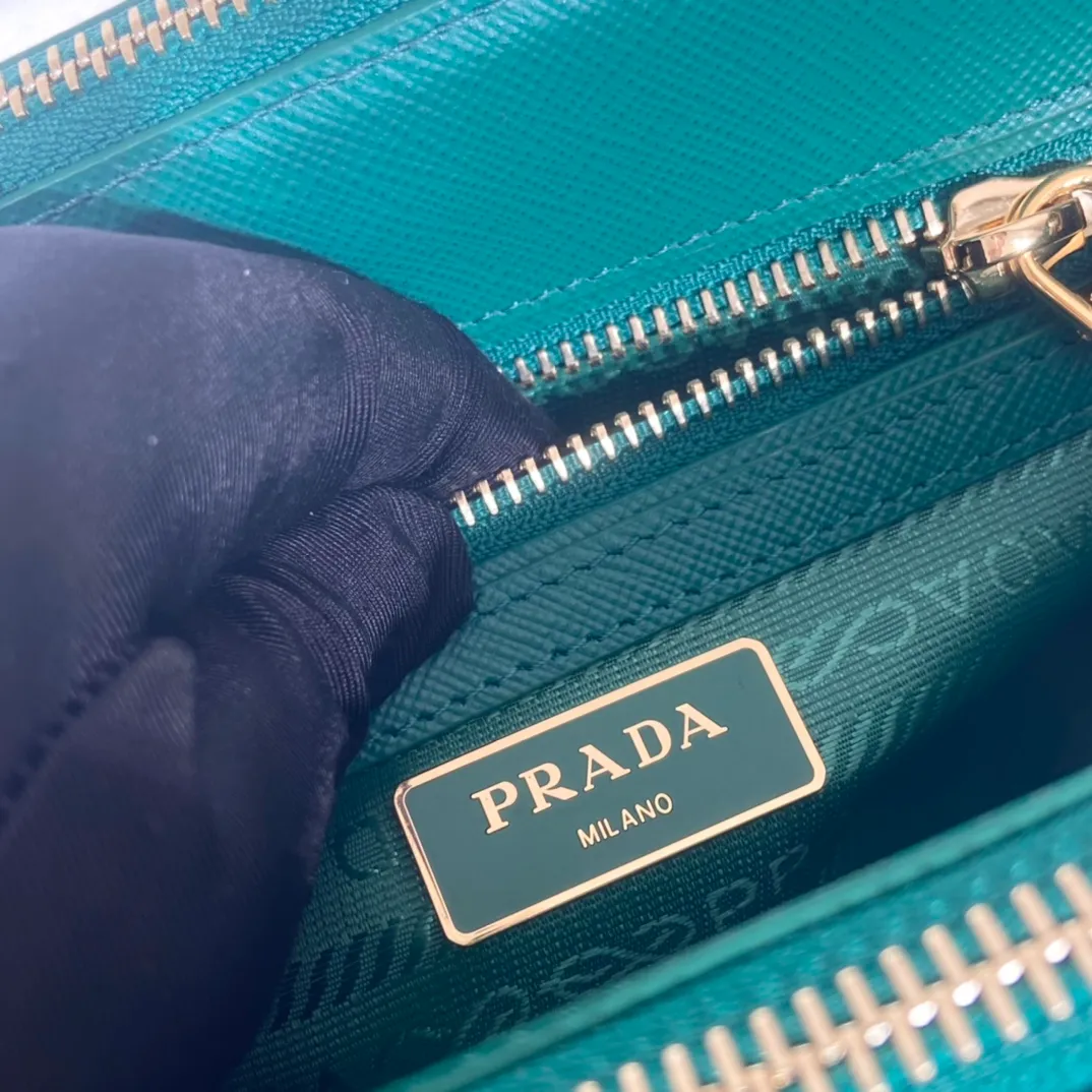 💰1700🎉Mini killer🎉1BA906, new color🎉🎉This Galleria handbag is made of iconic Saffiano leather, equipped with a detachable shoulder strap, top brushed hardware👍👍 It is a chic interpretation of classic and timeless elegance. For beauties in the current era of fashionable small bags. It’s worth owning, it can be used easily for girls’ daily travel📱💄🚗🔑, it has a large capacity, is beautiful and practical🙊🙊It is a bag that will never go out of style anytime you use it😘😘Hurry up and get it👏👏 Length 20x Height 15x Bottom 9.5cm