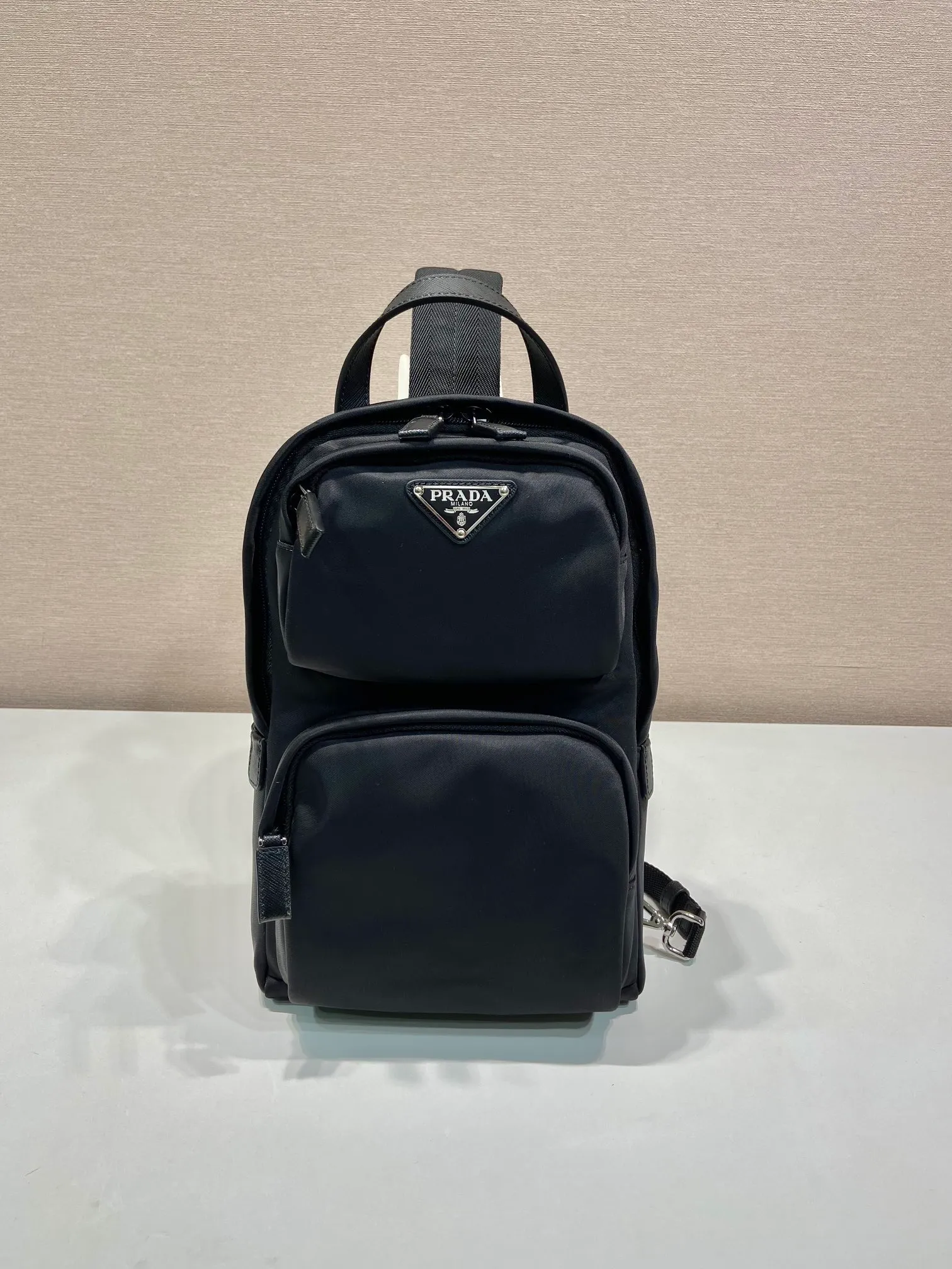 💰1040🎉New Chest Bag🎉2VZ105🎉🎉 This Re-Nylon recycled nylon and Saffiano leather backpack has a modern shoulder design style, leather handles, adjustable padded nylon straps, enamel-coated metal triangle logo on the front, zipper closure, two external zippered pockets, many compartments, and practical. If you like babies, hurry up and get it. Another popular style that will never go out of style🎉🎉 Length 20x Height 31x Bottom 5cm🎉🎉🎉💰💰💰