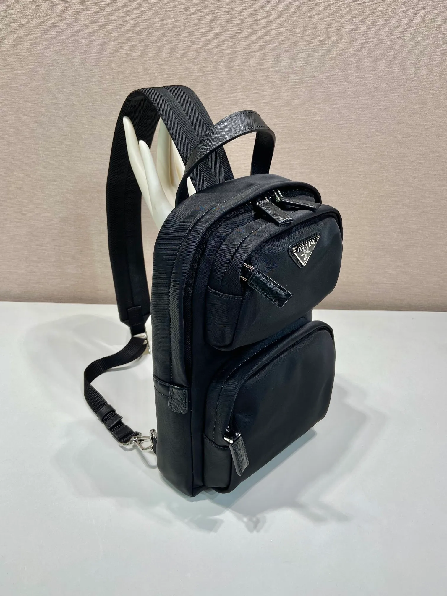 💰1040🎉New Chest Bag🎉2VZ105🎉🎉 This Re-Nylon recycled nylon and Saffiano leather backpack has a modern shoulder design style, leather handles, adjustable padded nylon straps, enamel-coated metal triangle logo on the front, zipper closure, two external zippered pockets, many compartments, and practical. If you like babies, hurry up and get it. Another popular style that will never go out of style🎉🎉 Length 20x Height 31x Bottom 5cm🎉🎉🎉💰💰💰