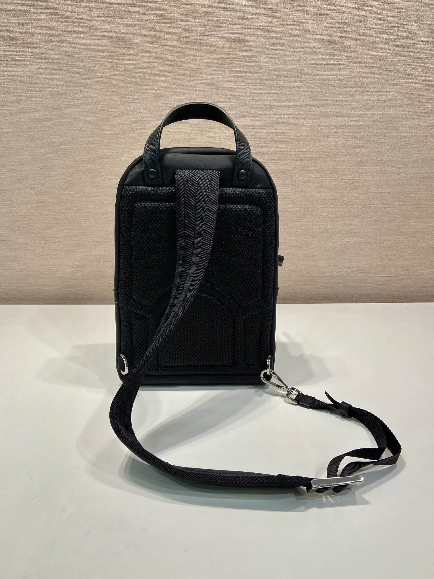 💰1040🎉New Chest Bag🎉2VZ105🎉🎉 This Re-Nylon recycled nylon and Saffiano leather backpack has a modern shoulder design style, leather handles, adjustable padded nylon straps, enamel-coated metal triangle logo on the front, zipper closure, two external zippered pockets, many compartments, and practical. If you like babies, hurry up and get it. Another popular style that will never go out of style🎉🎉 Length 20x Height 31x Bottom 5cm🎉🎉🎉💰💰💰
