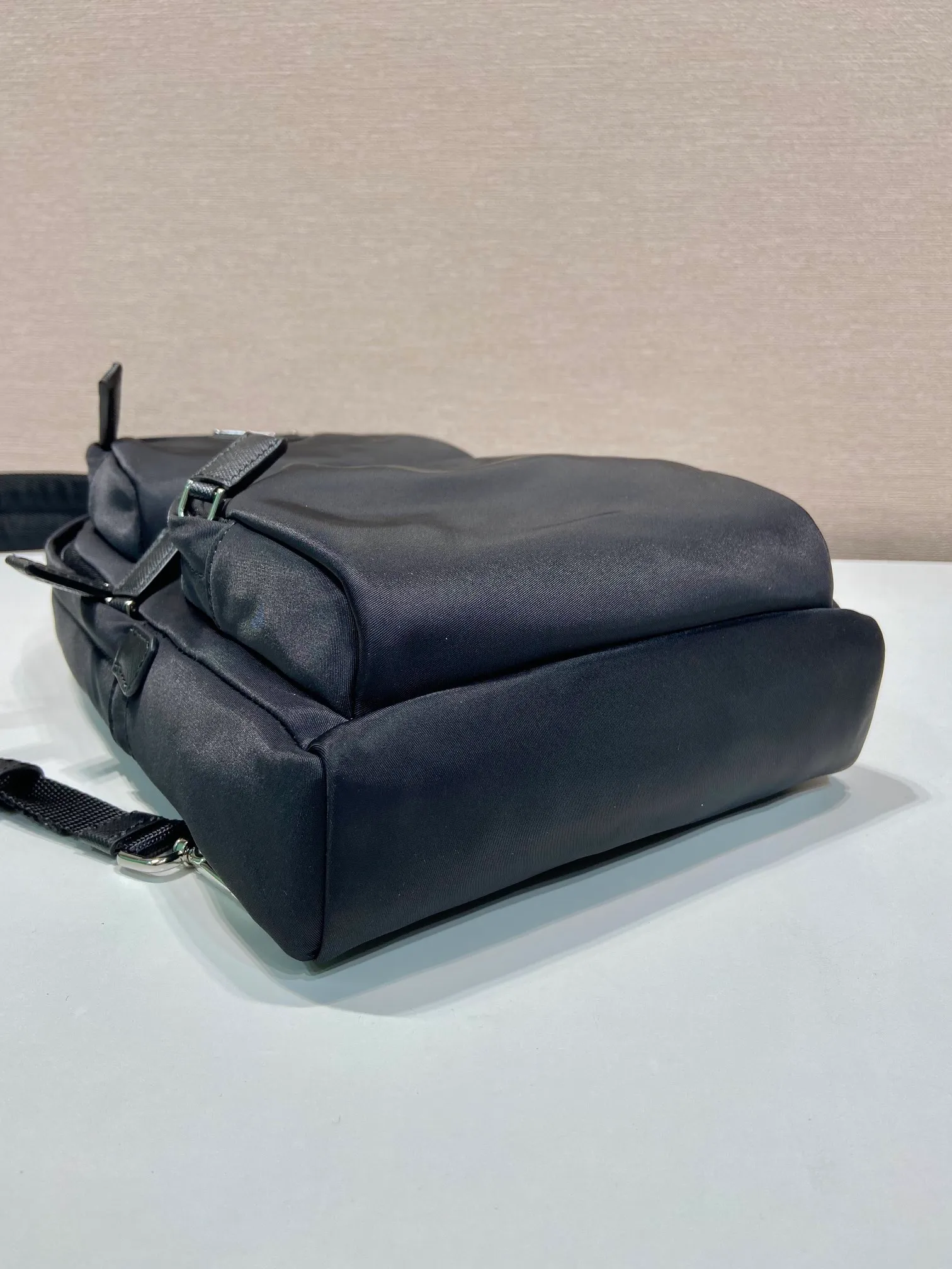💰1040🎉New Chest Bag🎉2VZ105🎉🎉 This Re-Nylon recycled nylon and Saffiano leather backpack has a modern shoulder design style, leather handles, adjustable padded nylon straps, enamel-coated metal triangle logo on the front, zipper closure, two external zippered pockets, many compartments, and practical. If you like babies, hurry up and get it. Another popular style that will never go out of style🎉🎉 Length 20x Height 31x Bottom 5cm🎉🎉🎉💰💰💰