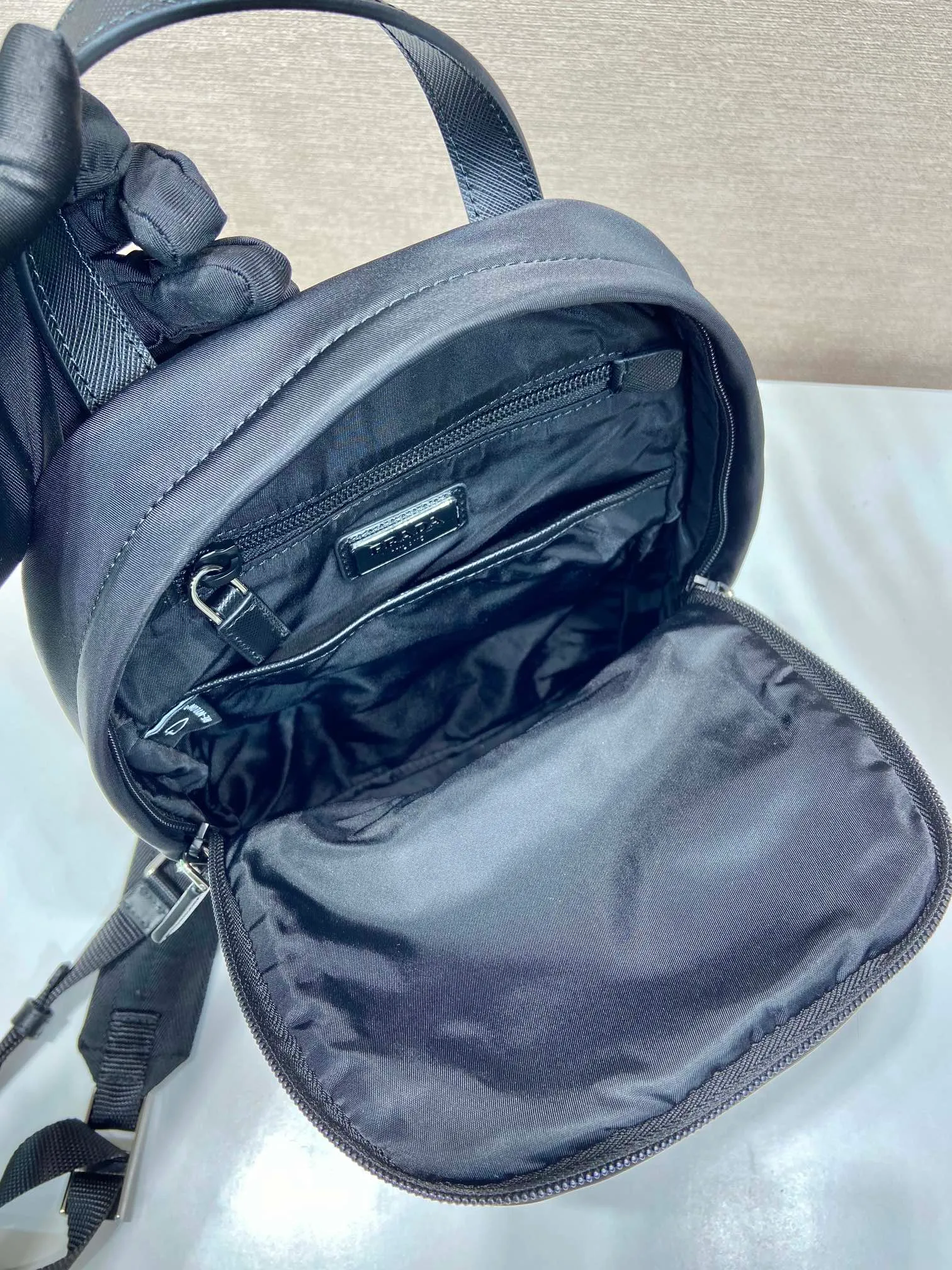 💰1040🎉New Chest Bag🎉2VZ105🎉🎉 This Re-Nylon recycled nylon and Saffiano leather backpack has a modern shoulder design style, leather handles, adjustable padded nylon straps, enamel-coated metal triangle logo on the front, zipper closure, two external zippered pockets, many compartments, and practical. If you like babies, hurry up and get it. Another popular style that will never go out of style🎉🎉 Length 20x Height 31x Bottom 5cm🎉🎉🎉💰💰💰