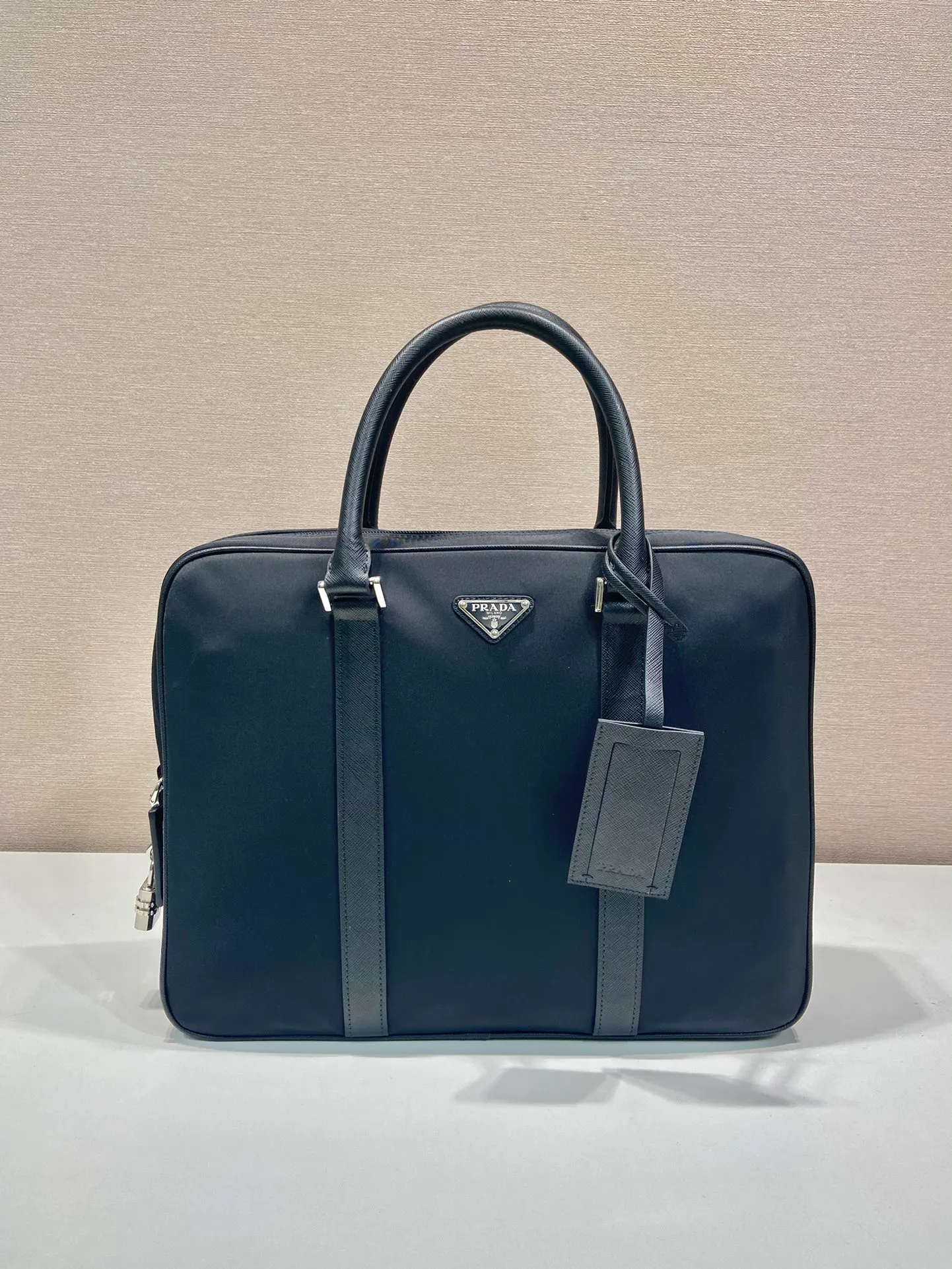 💰1320🎉Classic🔒Briefcase🎉2VE871B🎉Made of imported Saffiano cross-grain cowhide and nylon fabric, equipped with a password🔒, it can be carried by hand, looks more fashionable, simple and lightweight, the inner compartment design of this briefcase is super practical👍👍Men, hurry up and get it💪💪 Length 37x height x 28x bottom 8cm