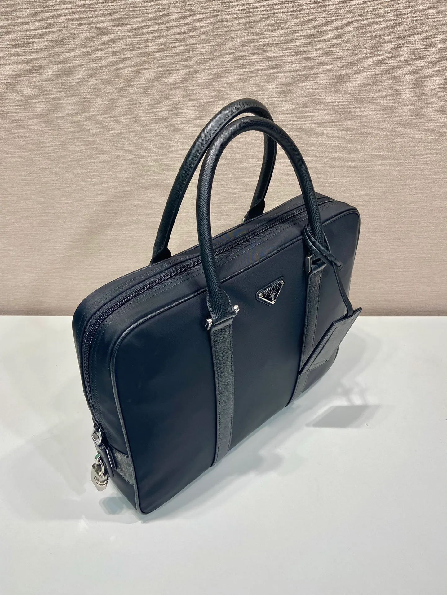 💰1320🎉Classic🔒Briefcase🎉2VE871B🎉Made of imported Saffiano cross-grain cowhide and nylon fabric, equipped with a password🔒, it can be carried by hand, looks more fashionable, simple and lightweight, the inner compartment design of this briefcase is super practical👍👍Men, hurry up and get it💪💪 Length 37x height x 28x bottom 8cm