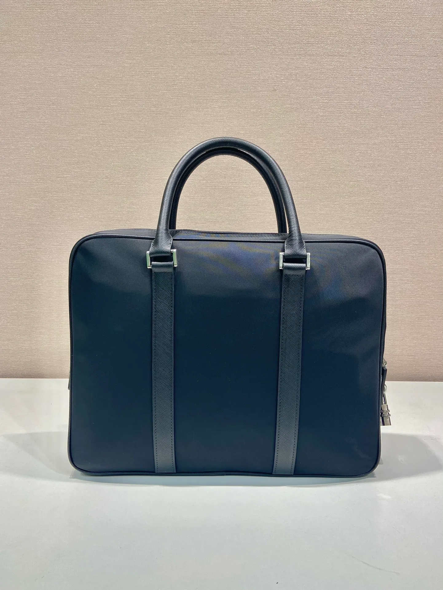 💰1320🎉Classic🔒Briefcase🎉2VE871B🎉Made of imported Saffiano cross-grain cowhide and nylon fabric, equipped with a password🔒, it can be carried by hand, looks more fashionable, simple and lightweight, the inner compartment design of this briefcase is super practical👍👍Men, hurry up and get it💪💪 Length 37x height x 28x bottom 8cm