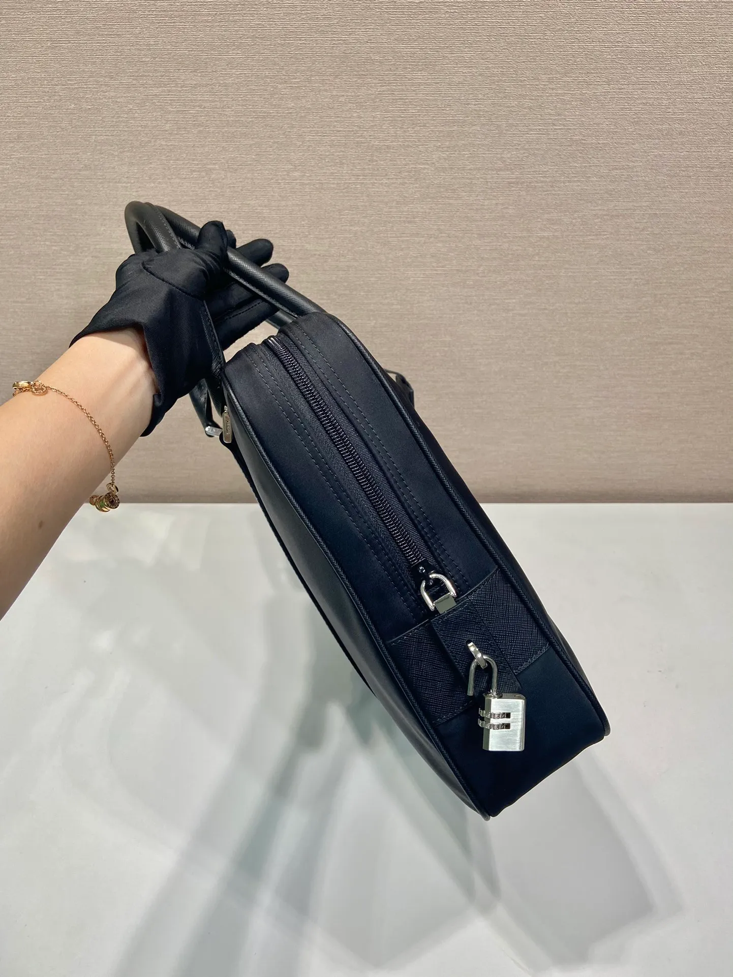 💰1320🎉Classic🔒Briefcase🎉2VE871B🎉Made of imported Saffiano cross-grain cowhide and nylon fabric, equipped with a password🔒, it can be carried by hand, looks more fashionable, simple and lightweight, the inner compartment design of this briefcase is super practical👍👍Men, hurry up and get it💪💪 Length 37x height x 28x bottom 8cm