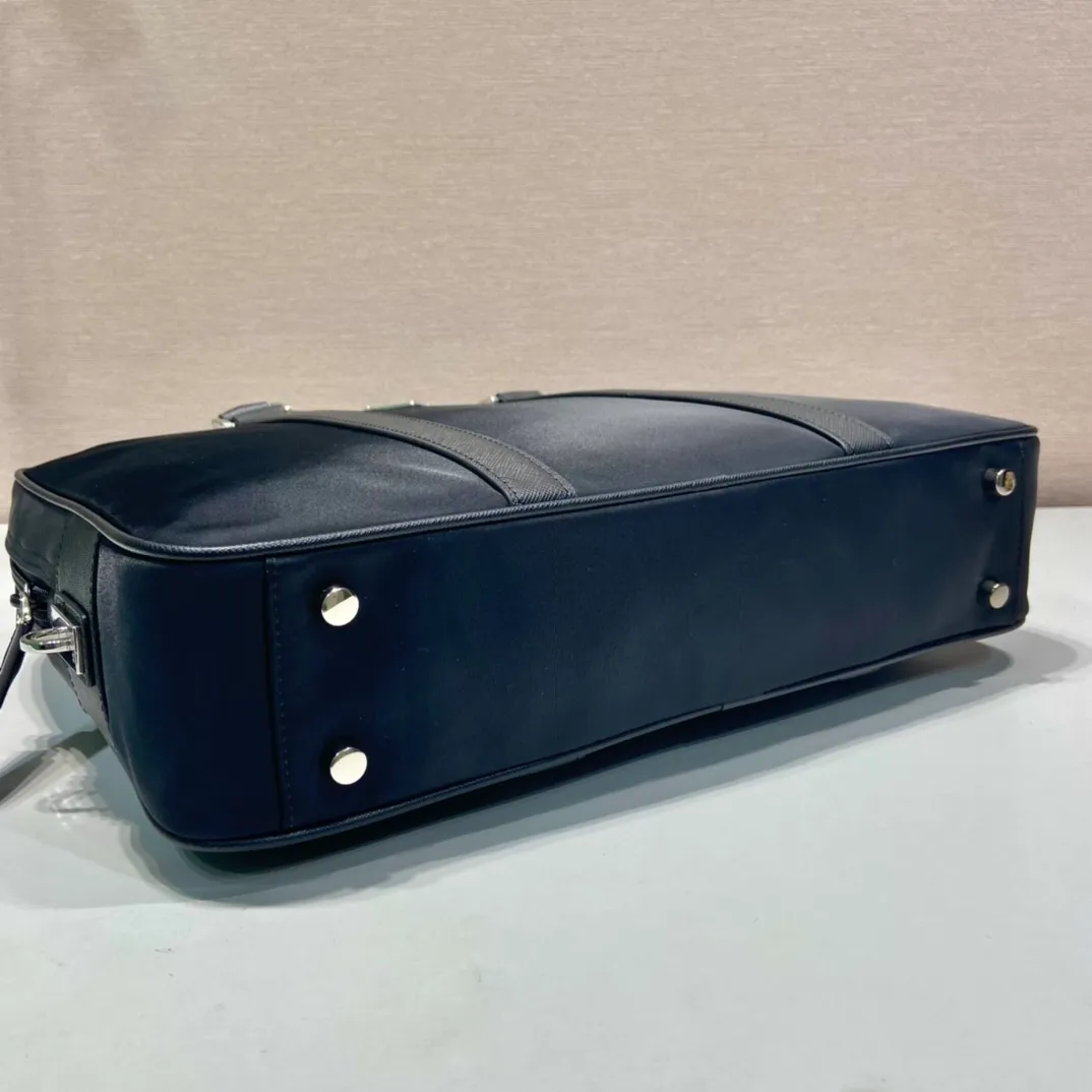 💰1320🎉Classic🔒Briefcase🎉2VE871B🎉Made of imported Saffiano cross-grain cowhide and nylon fabric, equipped with a password🔒, it can be carried by hand, looks more fashionable, simple and lightweight, the inner compartment design of this briefcase is super practical👍👍Men, hurry up and get it💪💪 Length 37x height x 28x bottom 8cm