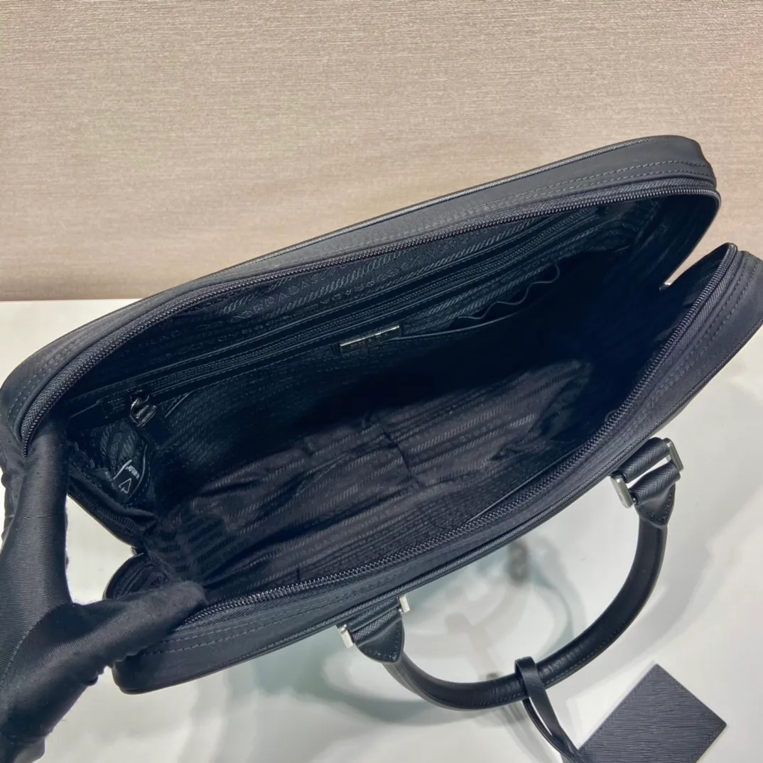 💰1320🎉Classic🔒Briefcase🎉2VE871B🎉Made of imported Saffiano cross-grain cowhide and nylon fabric, equipped with a password🔒, it can be carried by hand, looks more fashionable, simple and lightweight, the inner compartment design of this briefcase is super practical👍👍Men, hurry up and get it💪💪 Length 37x height x 28x bottom 8cm