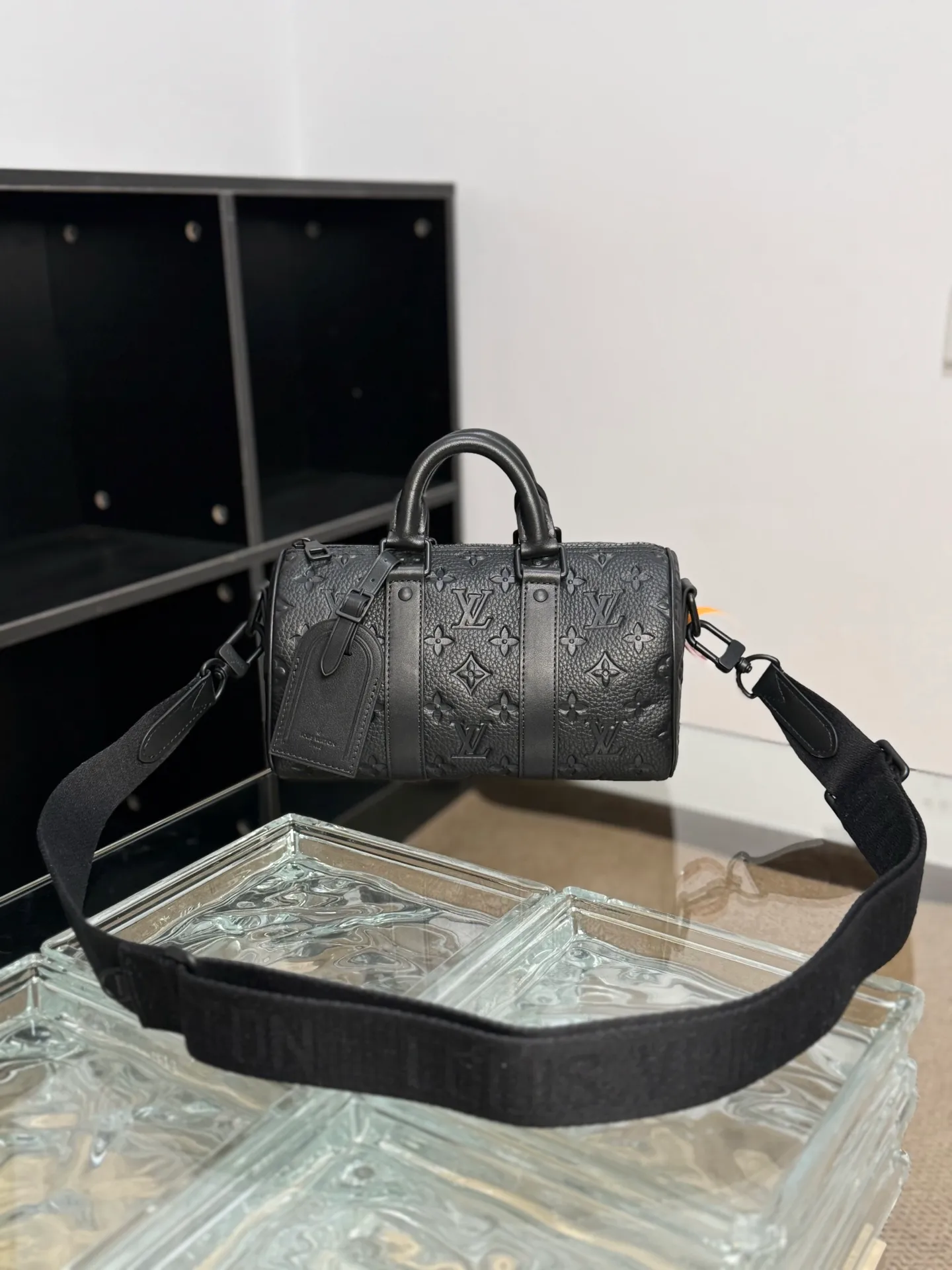 P¥1200👉nfc163C01 dynamic chip version👈 [100% MB special grade, all steel hardware, original leather] The mini version of the keepall series reproduces new ideas. Taurillon monogram cow leather creates a classic structure, reinforced side straps and removable leather nameplates continue the iconic elements, with double handles and shoulder straps, providing an excellent choice for urban elites. taurillon monogram embossed cowhide check, cowhide leather trim, fabric lining, metal hardware, zipper closure, large main compartment, interior patch pocket, removable name tag, removable and adjustable shoulder strap! ! Model: m20900; Size: 25x15x11cm