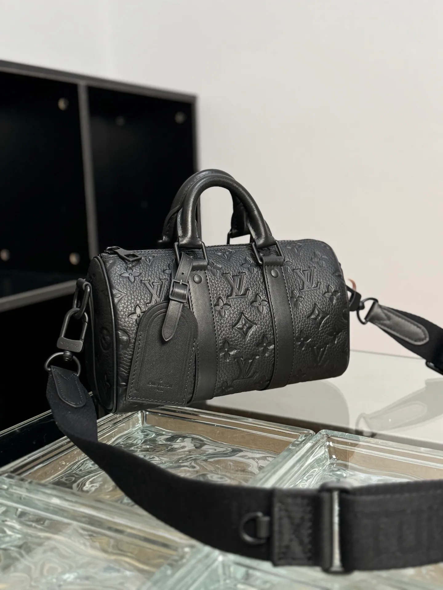 P¥1200👉nfc163C01 dynamic chip version👈 [100% MB special grade, all steel hardware, original leather] The mini version of the keepall series reproduces new ideas. Taurillon monogram cow leather creates a classic structure, reinforced side straps and removable leather nameplates continue the iconic elements, with double handles and shoulder straps, providing an excellent choice for urban elites. taurillon monogram embossed cowhide check, cowhide leather trim, fabric lining, metal hardware, zipper closure, large main compartment, interior patch pocket, removable name tag, removable and adjustable shoulder strap! ! Model: m20900; Size: 25x15x11cm
