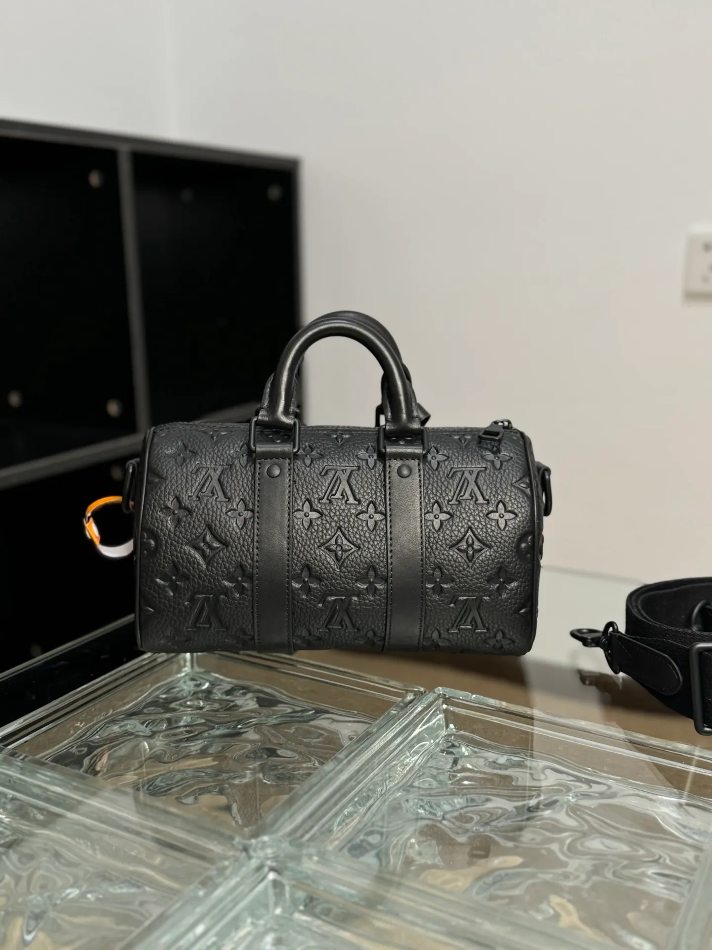 P¥1200👉nfc163C01 dynamic chip version👈 [100% MB special grade, all steel hardware, original leather] The mini version of the keepall series reproduces new ideas. Taurillon monogram cow leather creates a classic structure, reinforced side straps and removable leather nameplates continue the iconic elements, with double handles and shoulder straps, providing an excellent choice for urban elites. taurillon monogram embossed cowhide check, cowhide leather trim, fabric lining, metal hardware, zipper closure, large main compartment, interior patch pocket, removable name tag, removable and adjustable shoulder strap! ! Model: m20900; Size: 25x15x11cm