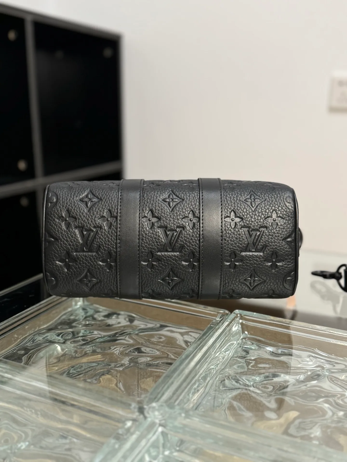 P¥1200👉nfc163C01 dynamic chip version👈 [100% MB special grade, all steel hardware, original leather] The mini version of the keepall series reproduces new ideas. Taurillon monogram cow leather creates a classic structure, reinforced side straps and removable leather nameplates continue the iconic elements, with double handles and shoulder straps, providing an excellent choice for urban elites. taurillon monogram embossed cowhide check, cowhide leather trim, fabric lining, metal hardware, zipper closure, large main compartment, interior patch pocket, removable name tag, removable and adjustable shoulder strap! ! Model: m20900; Size: 25x15x11cm