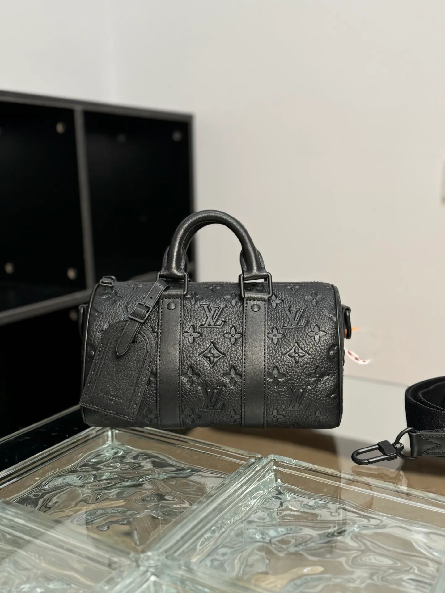 P¥1200👉nfc163C01 dynamic chip version👈 [100% MB special grade, all steel hardware, original leather] The mini version of the keepall series reproduces new ideas. Taurillon monogram cow leather creates a classic structure, reinforced side straps and removable leather nameplates continue the iconic elements, with double handles and shoulder straps, providing an excellent choice for urban elites. taurillon monogram embossed cowhide check, cowhide leather trim, fabric lining, metal hardware, zipper closure, large main compartment, interior patch pocket, removable name tag, removable and adjustable shoulder strap! ! Model: m20900; Size: 25x15x11cm