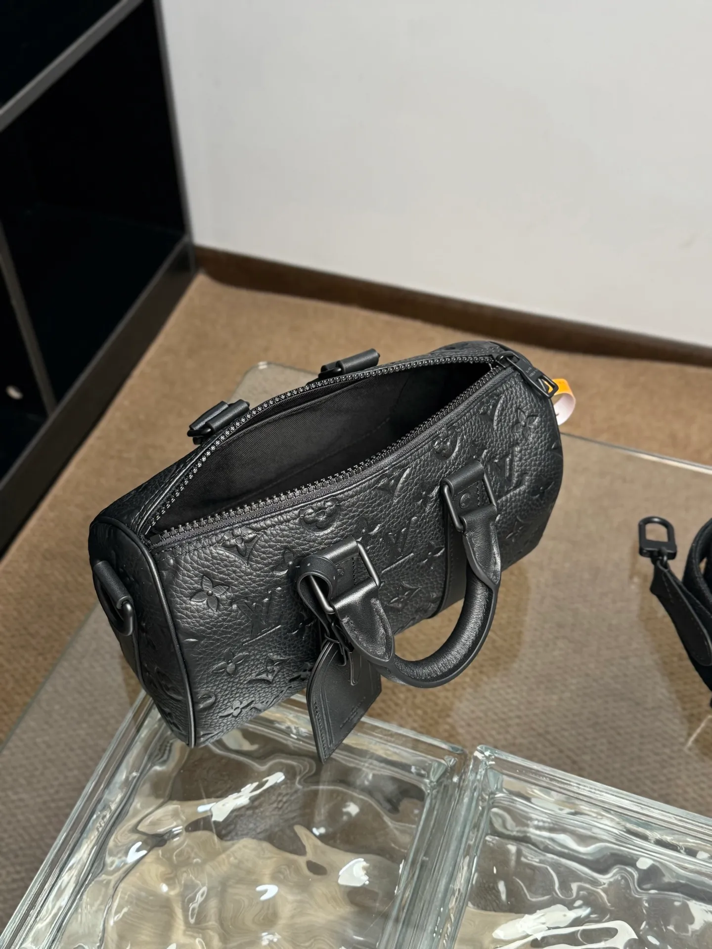 P¥1200👉nfc163C01 dynamic chip version👈 [100% MB special grade, all steel hardware, original leather] The mini version of the keepall series reproduces new ideas. Taurillon monogram cow leather creates a classic structure, reinforced side straps and removable leather nameplates continue the iconic elements, with double handles and shoulder straps, providing an excellent choice for urban elites. taurillon monogram embossed cowhide check, cowhide leather trim, fabric lining, metal hardware, zipper closure, large main compartment, interior patch pocket, removable name tag, removable and adjustable shoulder strap! ! Model: m20900; Size: 25x15x11cm