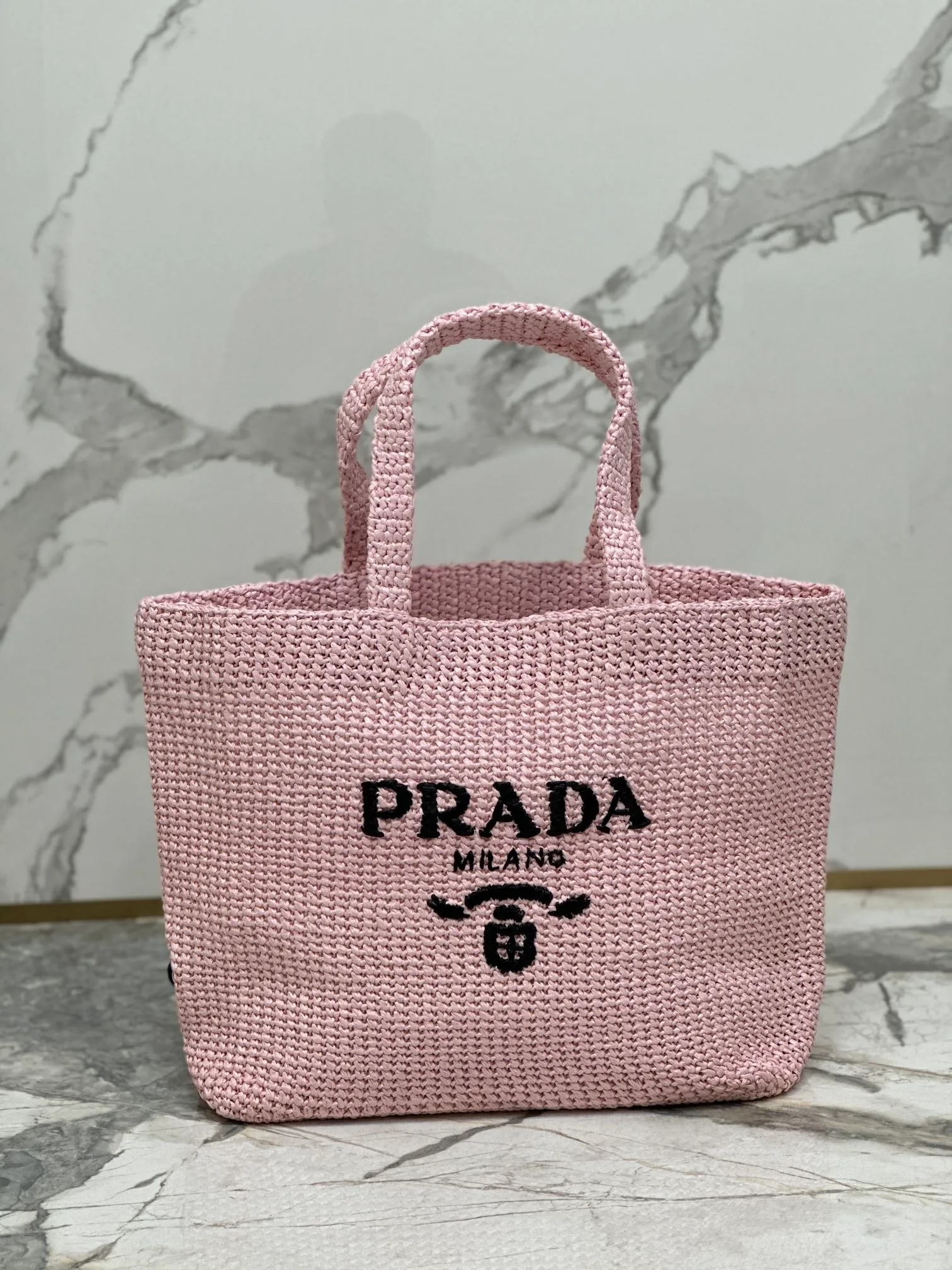 💰1900🌟Woven Tote Bag (Large Size) This tote bag is made of lightweight natural raffia fiber that is full of summer style. The soft deconstructed design gives the bag a unique modern charm. The iconic Prada lettering logo embroidery on the front subtly embellishes the silhouette. The striped pattern adds a contrasting element. So summery! Very versatile for everyday use. Size: length 40cm×height 34×width 15cm Style number: 1BG392