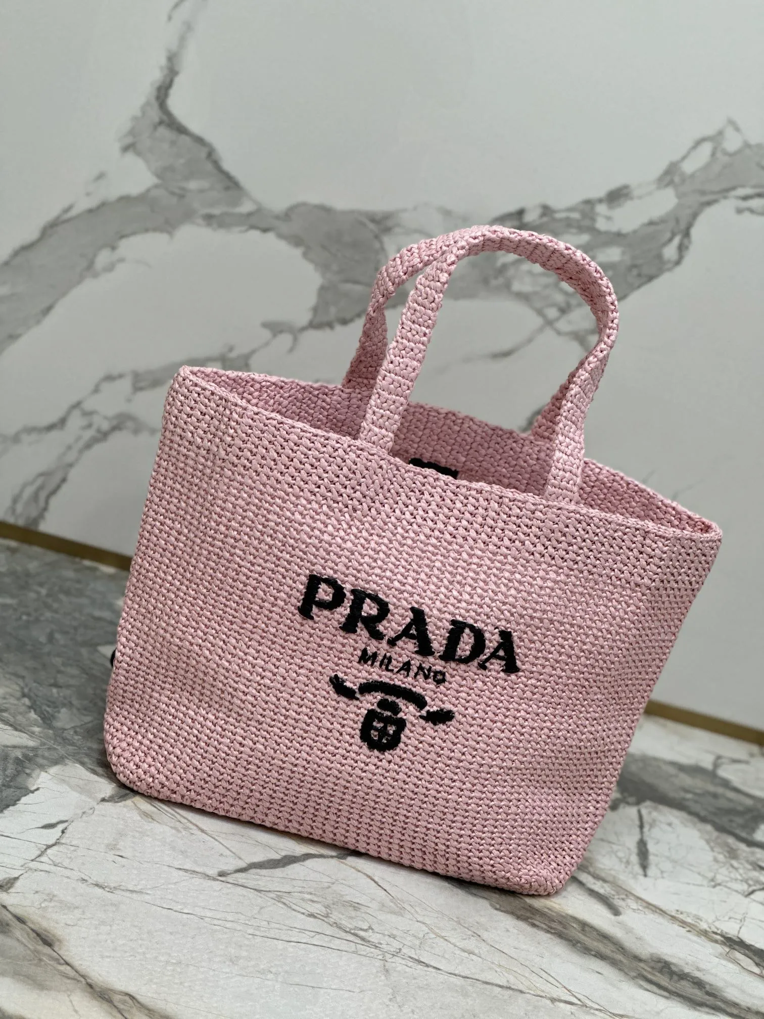 💰1900🌟Woven Tote Bag (Large Size) This tote bag is made of lightweight natural raffia fiber that is full of summer style. The soft deconstructed design gives the bag a unique modern charm. The iconic Prada lettering logo embroidery on the front subtly embellishes the silhouette. The striped pattern adds a contrasting element. So summery! Very versatile for everyday use. Size: length 40cm×height 34×width 15cm Style number: 1BG392