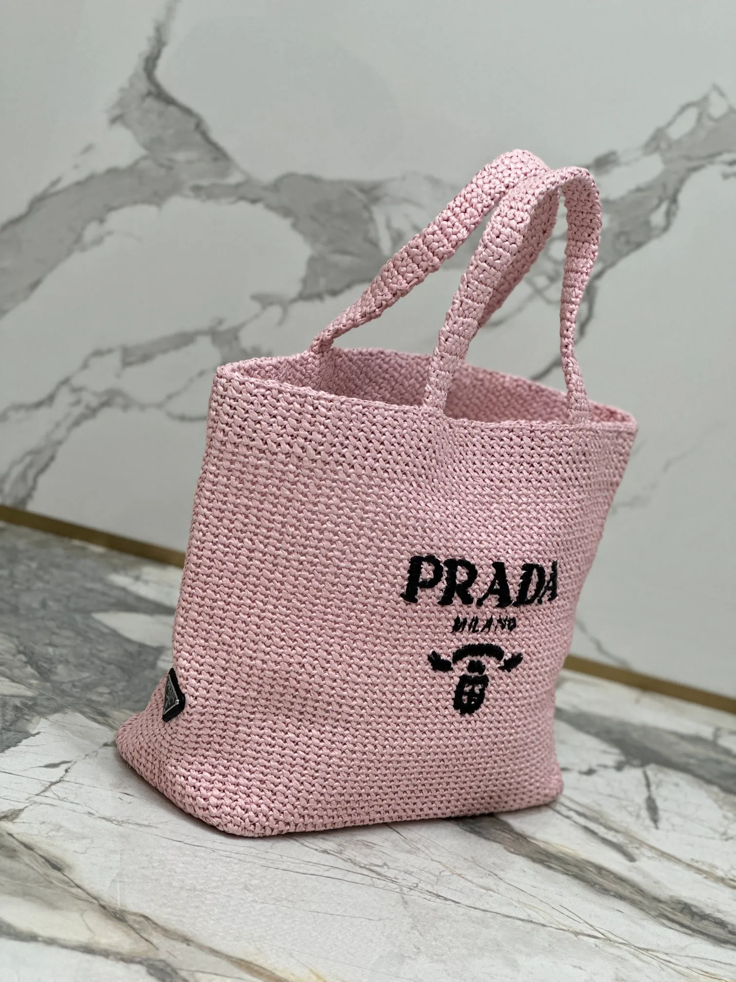 💰1900🌟Woven Tote Bag (Large Size) This tote bag is made of lightweight natural raffia fiber that is full of summer style. The soft deconstructed design gives the bag a unique modern charm. The iconic Prada lettering logo embroidery on the front subtly embellishes the silhouette. The striped pattern adds a contrasting element. So summery! Very versatile for everyday use. Size: length 40cm×height 34×width 15cm Style number: 1BG392