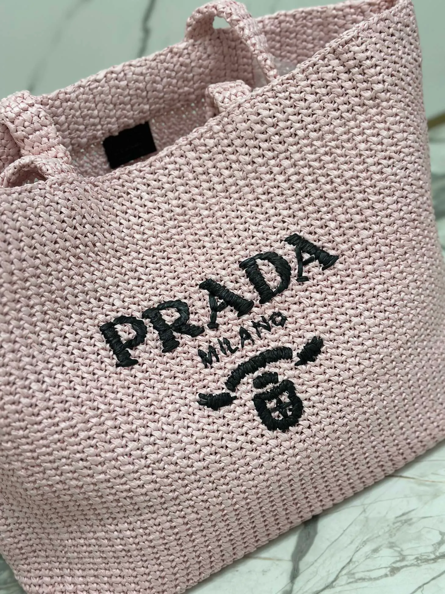 💰1900🌟Woven Tote Bag (Large Size) This tote bag is made of lightweight natural raffia fiber that is full of summer style. The soft deconstructed design gives the bag a unique modern charm. The iconic Prada lettering logo embroidery on the front subtly embellishes the silhouette. The striped pattern adds a contrasting element. So summery! Very versatile for everyday use. Size: length 40cm×height 34×width 15cm Style number: 1BG392