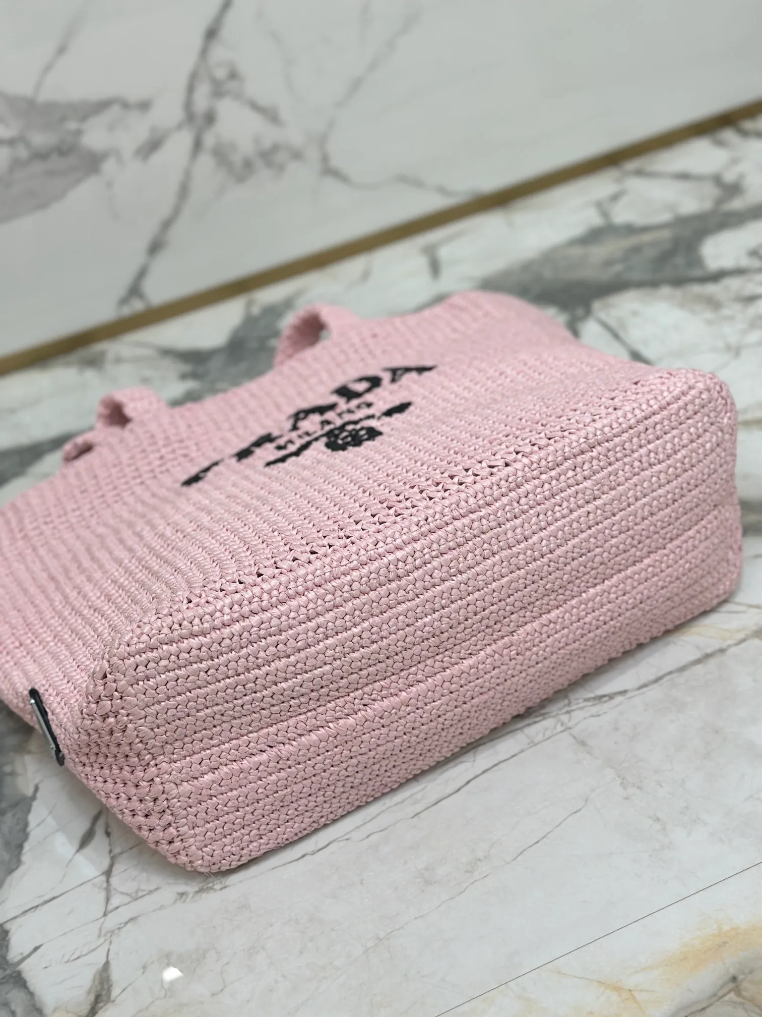 💰1900🌟Woven Tote Bag (Large Size) This tote bag is made of lightweight natural raffia fiber that is full of summer style. The soft deconstructed design gives the bag a unique modern charm. The iconic Prada lettering logo embroidery on the front subtly embellishes the silhouette. The striped pattern adds a contrasting element. So summery! Very versatile for everyday use. Size: length 40cm×height 34×width 15cm Style number: 1BG392
