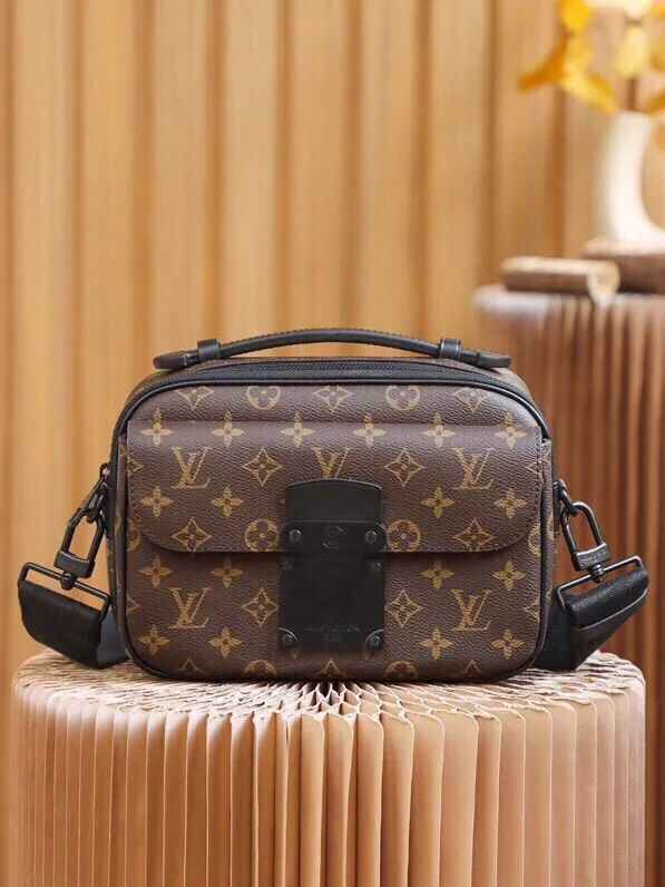 P¥940👉nfc dynamic chip version👈【Top original order, all steel hardware】𝐒 𝐋𝐎𝐂𝐊 Messenger bag m45806 French original leather🇫🇷Pure steel hardware Size: 22*18*8cm A hard-to-find messenger bag, tailor-made for men. The upper body effect is both explosive and very comfortable. It matches with different styles of daily wardrobe. It is super beautiful and grand. It seems low-key and not eye-catching, but the visual effect on the back will make your eyes shine! The capacity is also adequate, making it your first choice for daily travel, a strong hit!