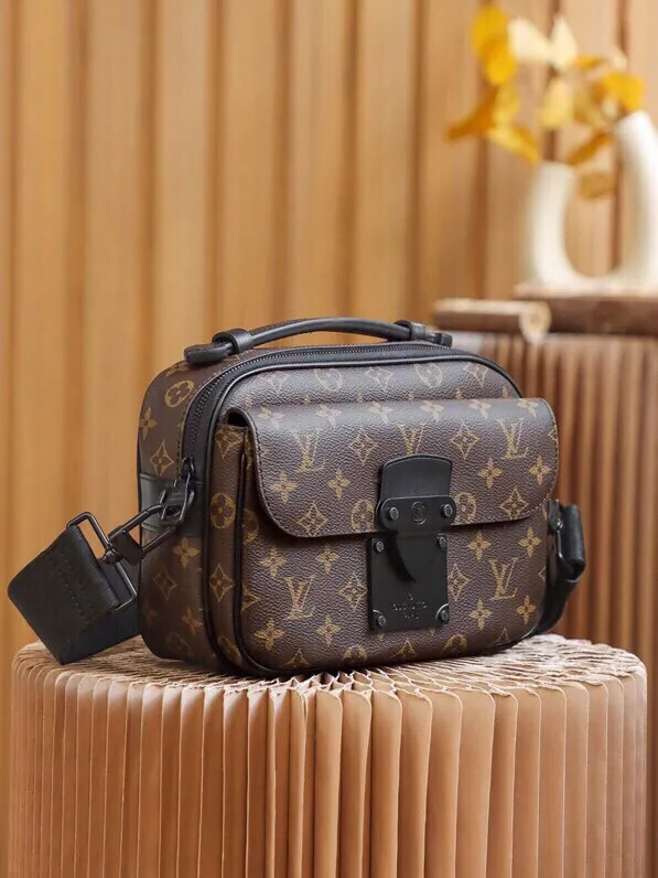 P¥940👉nfc dynamic chip version👈【Top original order, all steel hardware】𝐒 𝐋𝐎𝐂𝐊 Messenger bag m45806 French original leather🇫🇷Pure steel hardware Size: 22*18*8cm A hard-to-find messenger bag, tailor-made for men. The upper body effect is both explosive and very comfortable. It matches with different styles of daily wardrobe. It is super beautiful and grand. It seems low-key and not eye-catching, but the visual effect on the back will make your eyes shine! The capacity is also adequate, making it your first choice for daily travel, a strong hit!