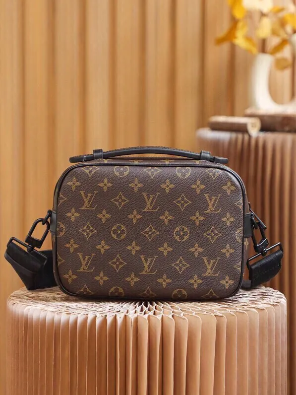 P¥940👉nfc dynamic chip version👈【Top original order, all steel hardware】𝐒 𝐋𝐎𝐂𝐊 Messenger bag m45806 French original leather🇫🇷Pure steel hardware Size: 22*18*8cm A hard-to-find messenger bag, tailor-made for men. The upper body effect is both explosive and very comfortable. It matches with different styles of daily wardrobe. It is super beautiful and grand. It seems low-key and not eye-catching, but the visual effect on the back will make your eyes shine! The capacity is also adequate, making it your first choice for daily travel, a strong hit!