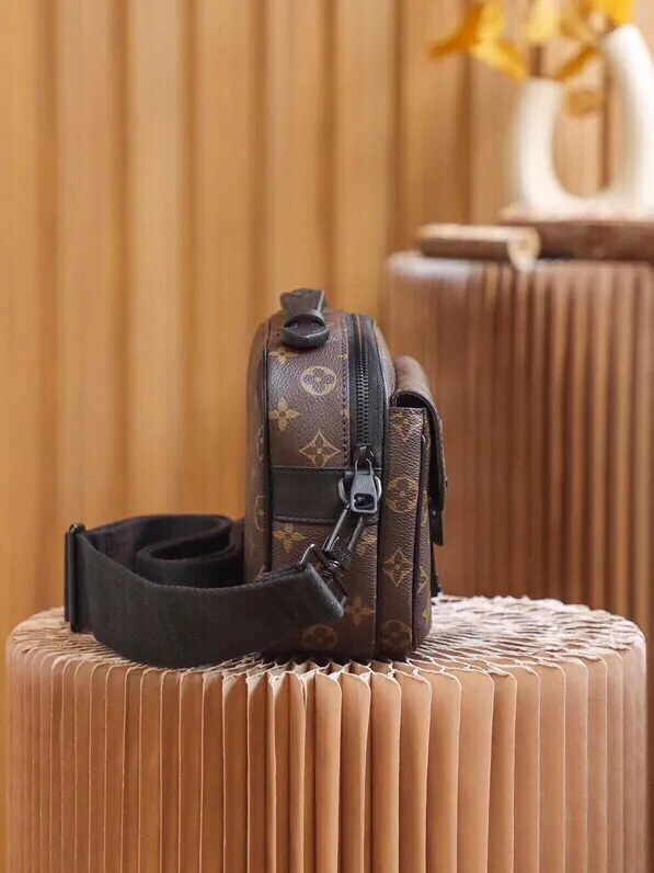 P¥940👉nfc dynamic chip version👈【Top original order, all steel hardware】𝐒 𝐋𝐎𝐂𝐊 Messenger bag m45806 French original leather🇫🇷Pure steel hardware Size: 22*18*8cm A hard-to-find messenger bag, tailor-made for men. The upper body effect is both explosive and very comfortable. It matches with different styles of daily wardrobe. It is super beautiful and grand. It seems low-key and not eye-catching, but the visual effect on the back will make your eyes shine! The capacity is also adequate, making it your first choice for daily travel, a strong hit!