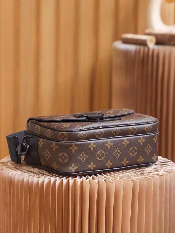 P¥940👉nfc dynamic chip version👈【Top original order, all steel hardware】𝐒 𝐋𝐎𝐂𝐊 Messenger bag m45806 French original leather🇫🇷Pure steel hardware Size: 22*18*8cm A hard-to-find messenger bag, tailor-made for men. The upper body effect is both explosive and very comfortable. It matches with different styles of daily wardrobe. It is super beautiful and grand. It seems low-key and not eye-catching, but the visual effect on the back will make your eyes shine! The capacity is also adequate, making it your first choice for daily travel, a strong hit!